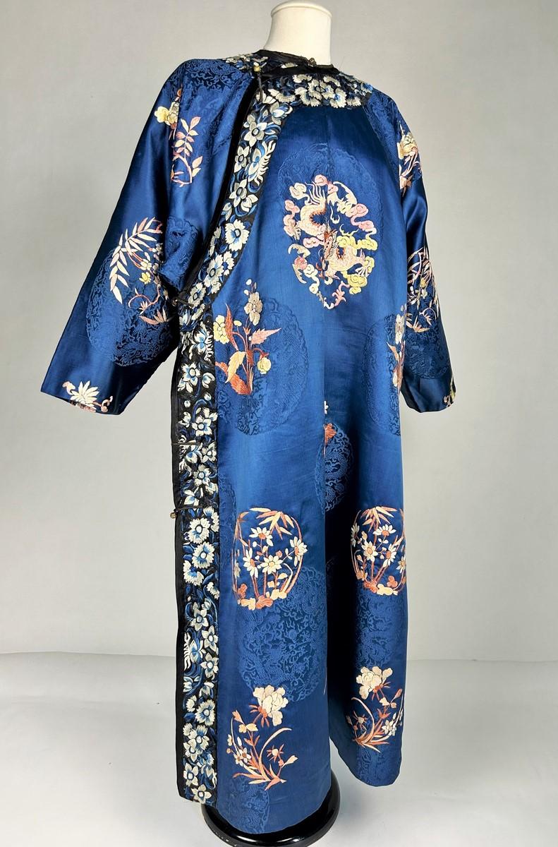 Chuba o veste dignitosa in seta damascata ricamata - Tibet circa 1880-1920 in vendita 2