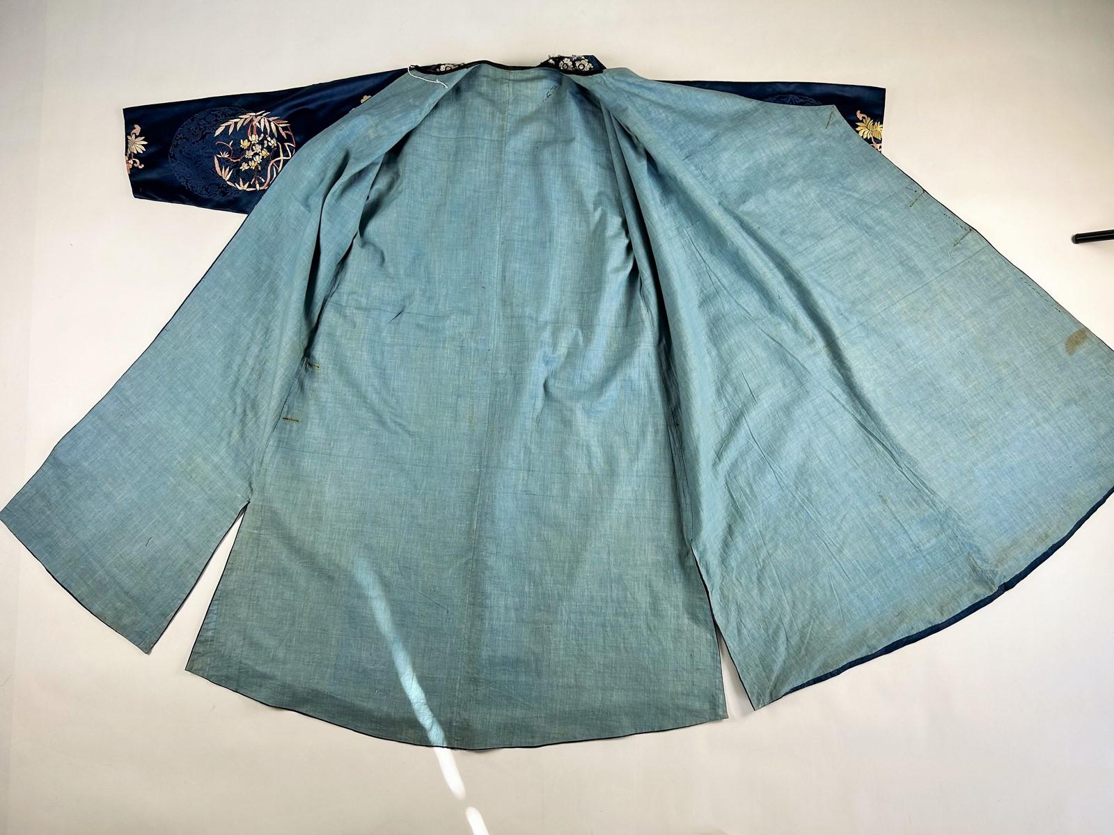 Chuba o veste dignitosa in seta damascata ricamata - Tibet circa 1880-1920 in vendita 4
