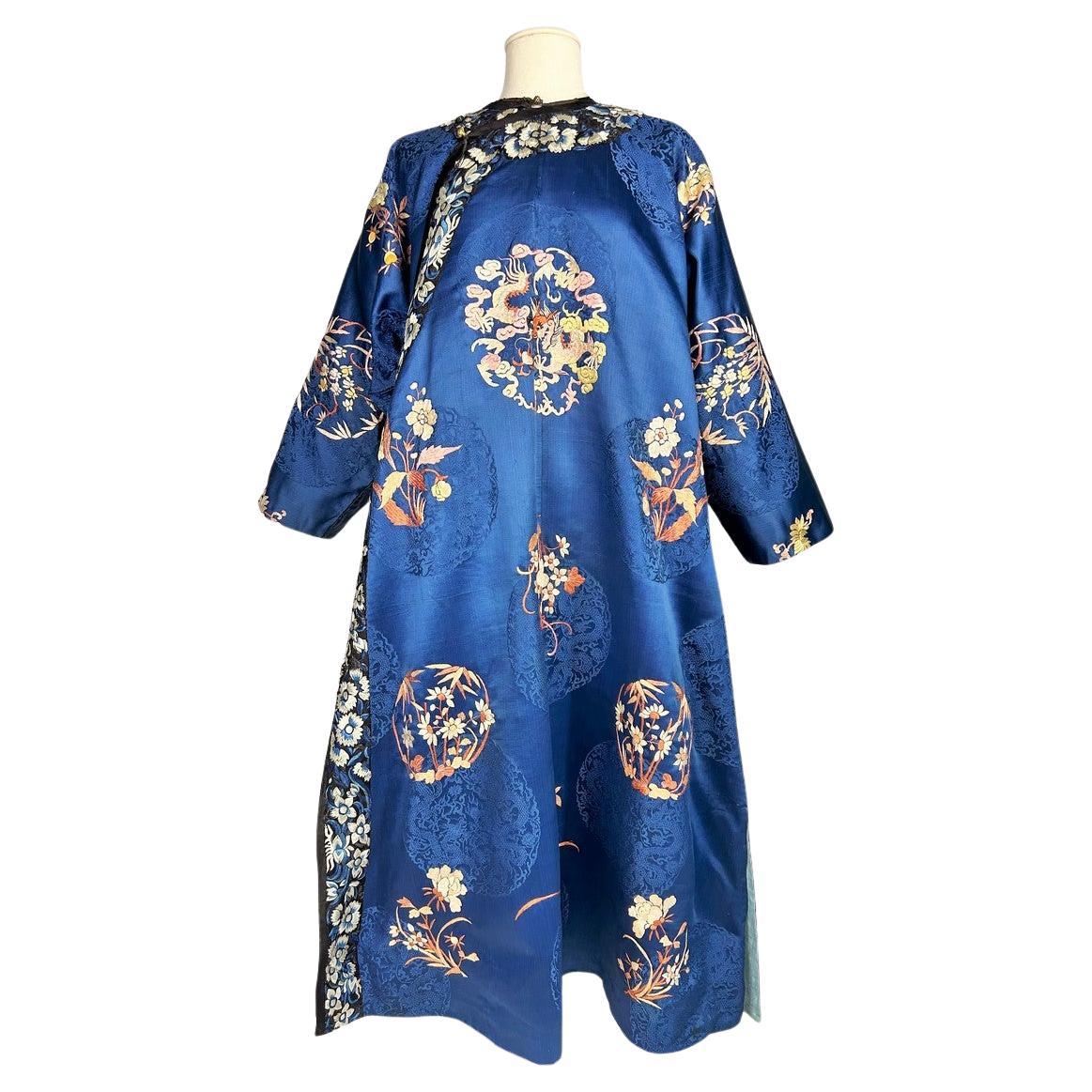 Chuba o veste dignitosa in seta damascata ricamata - Tibet circa 1880-1920 in vendita