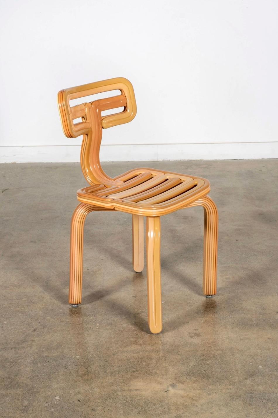 Der Chubby Chair von Dirk Vander Kooij ist ein Beispiel für den materialorientierten Ansatz des Studios, das Kunststoffe in Möbel mit einer unverwechselbaren Form und Präsenz verwandelt. In der Farbe Dijon unterstreicht der warme, goldene Ton die