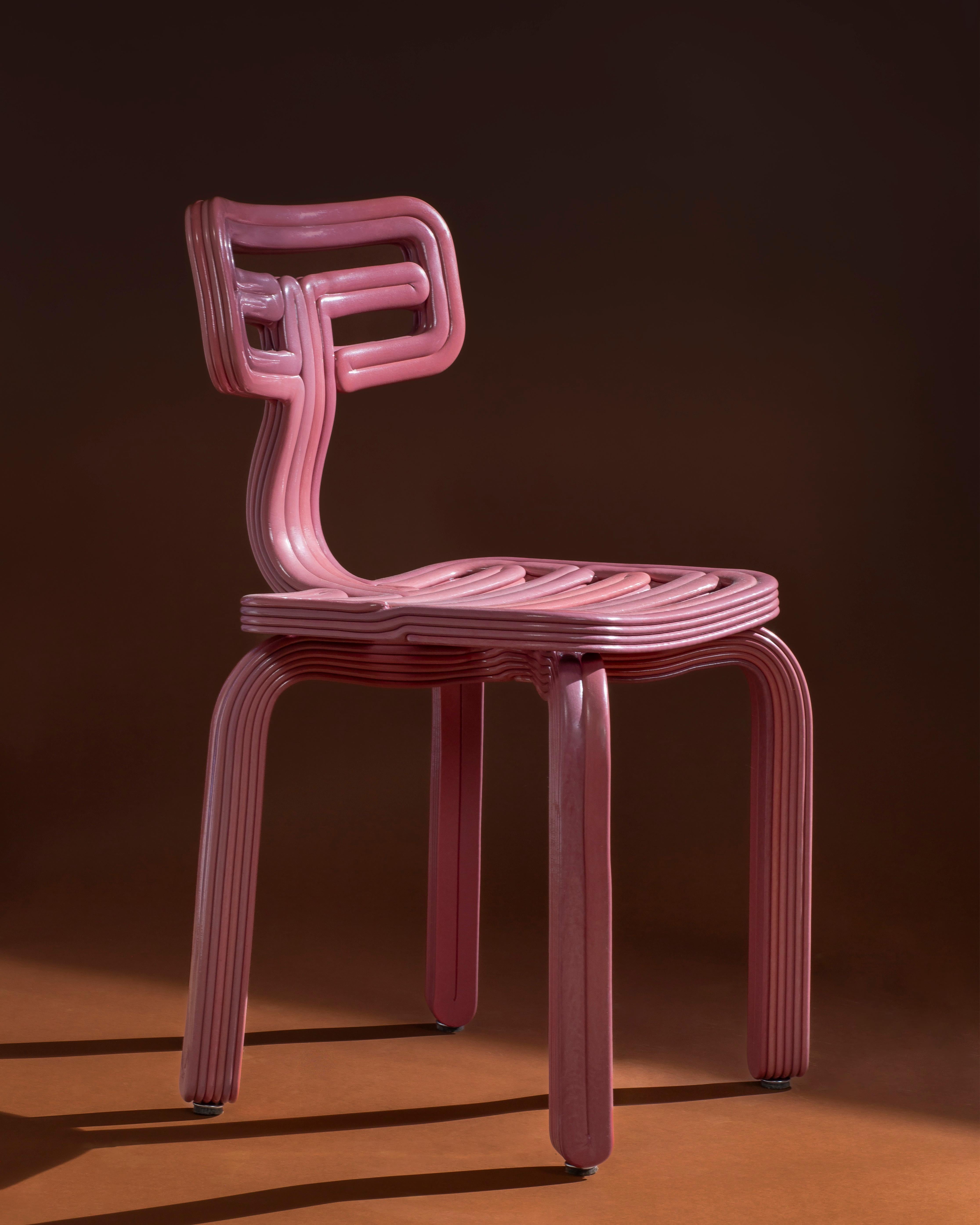 La Chubby Chair di Kooij esemplifica l'approccio dello studio incentrato sui materiali, trasformando la plastica in mobili dalla forma e dalla presenza distintive. Nel colore Eraser, il suo tono rosa tenue conferisce una qualità giocosa e gioiosa