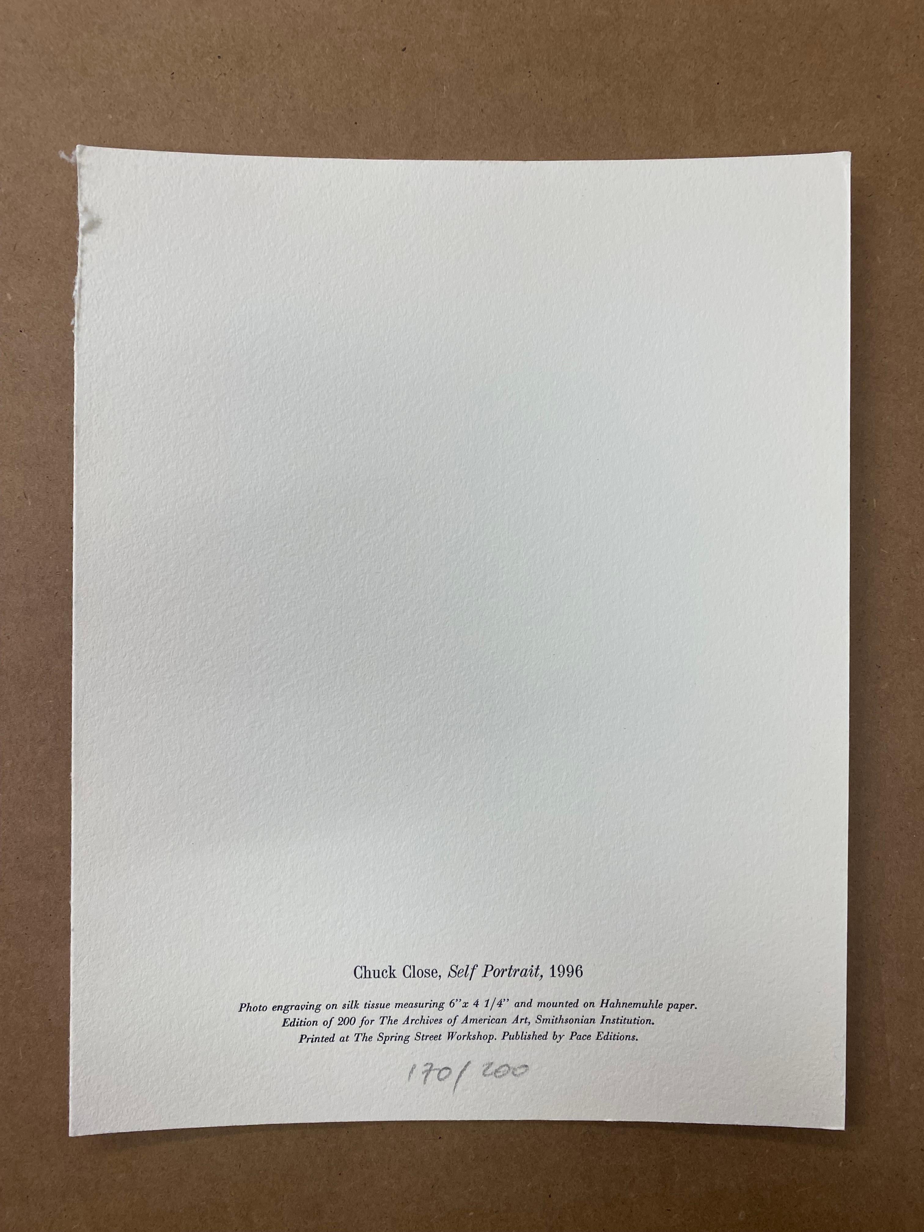 Selbstporträt (Beige), Figurative Print, von Chuck Close