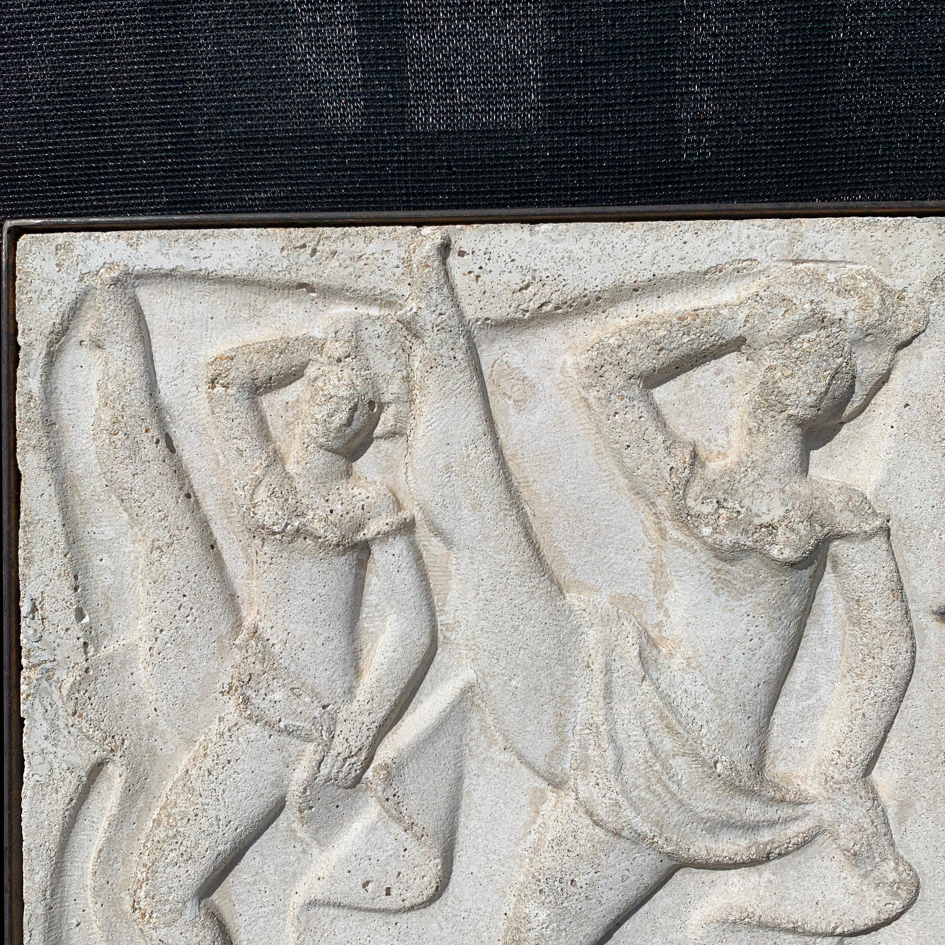 Il s'agit d'une magnifique représentation de deux danseurs de cancan avec des détails classiques. Les bâtiments Art déco intègrent des panneaux figuratifs dans leurs façades, comme ce bas-relief exquis sculpté par Chuck Dodson. Elle a été encadrée