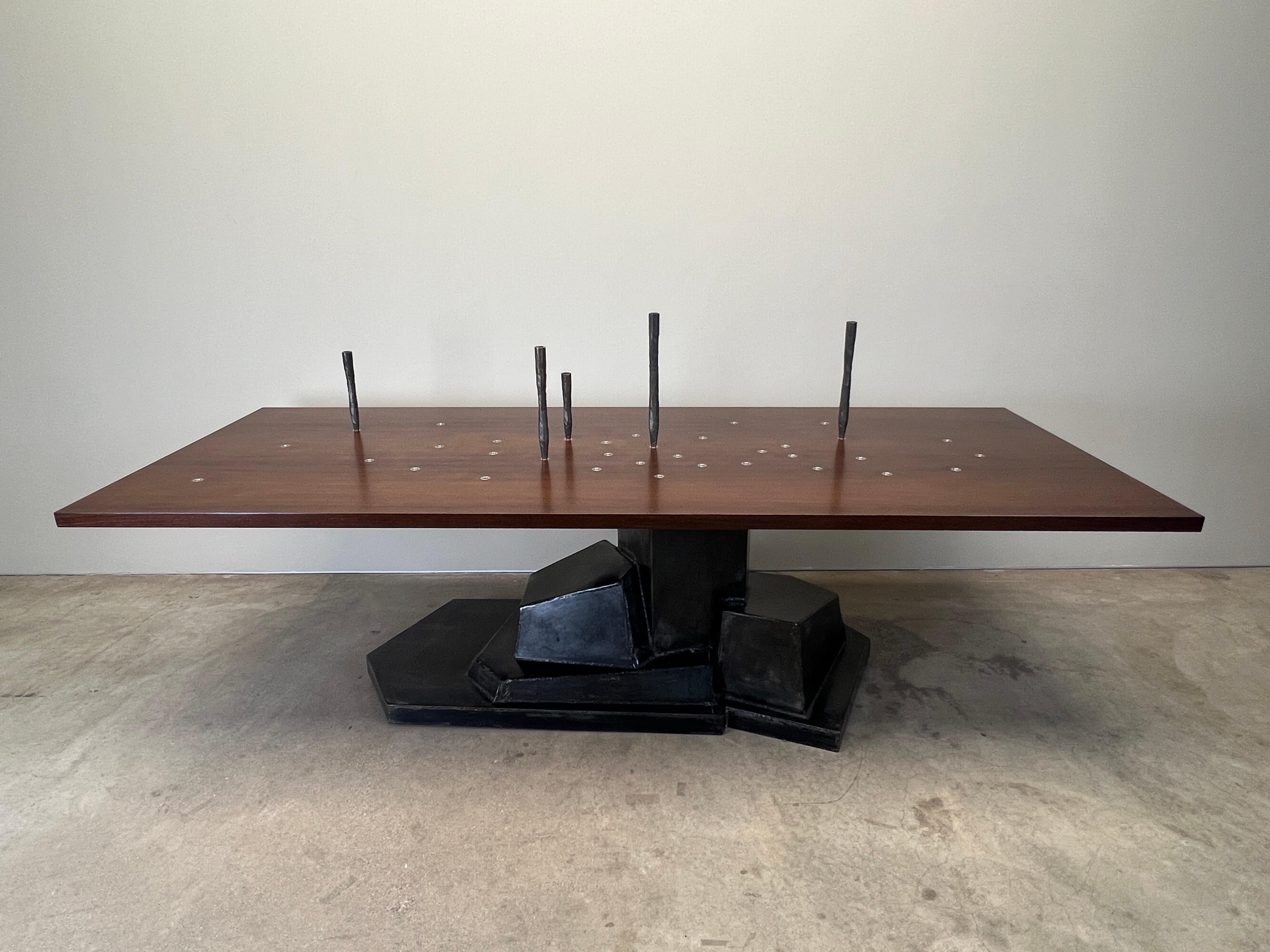 Ein maßgeschneiderter Datum-Esstisch von Chuck Moffit. Geschweißter Stahlsockel mit Wenge-Tischplatte und beweglichen Kerzenhaltern aus Messing. 