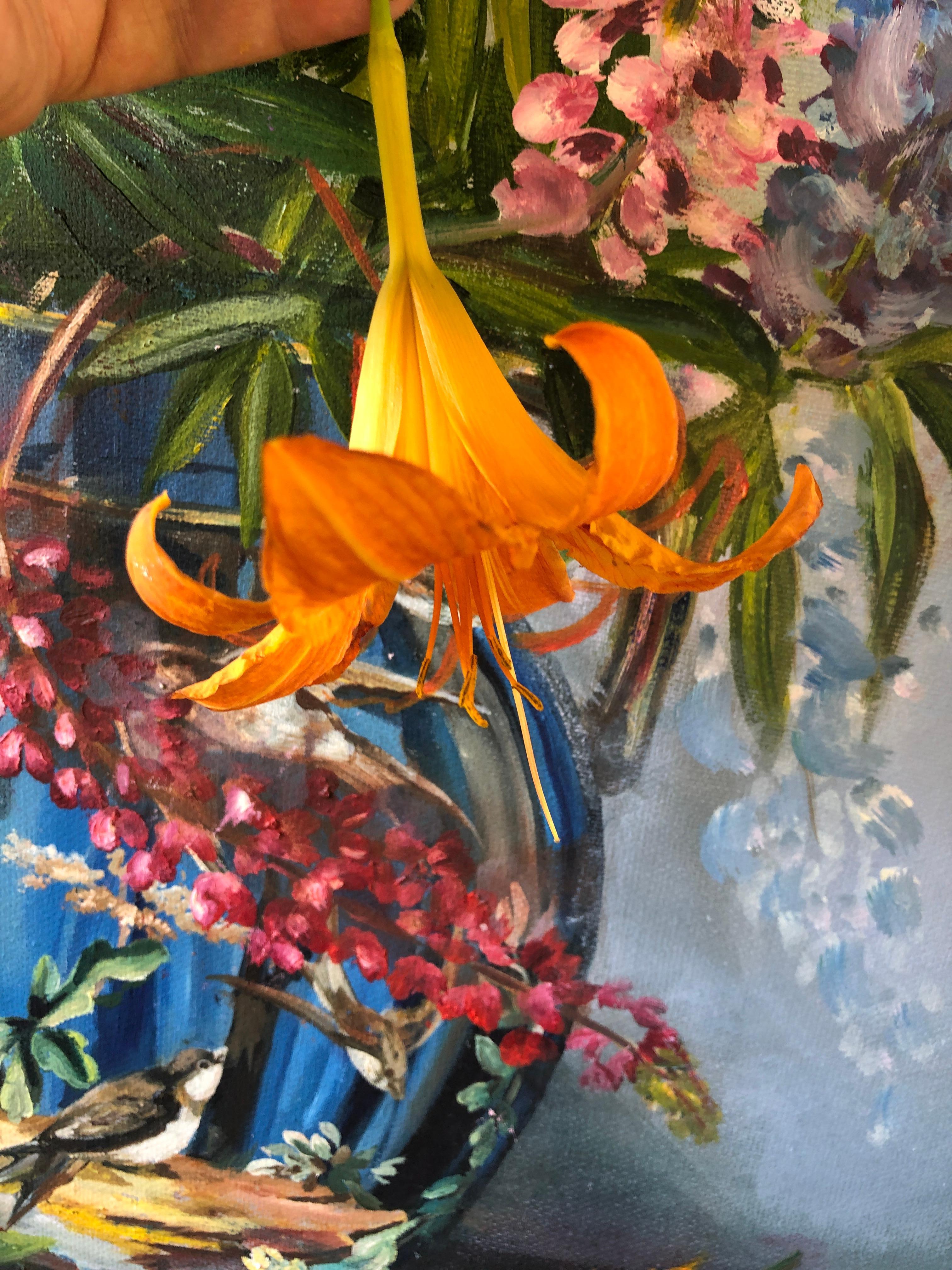 Blumen in einer blauen Vase im Angebot 3