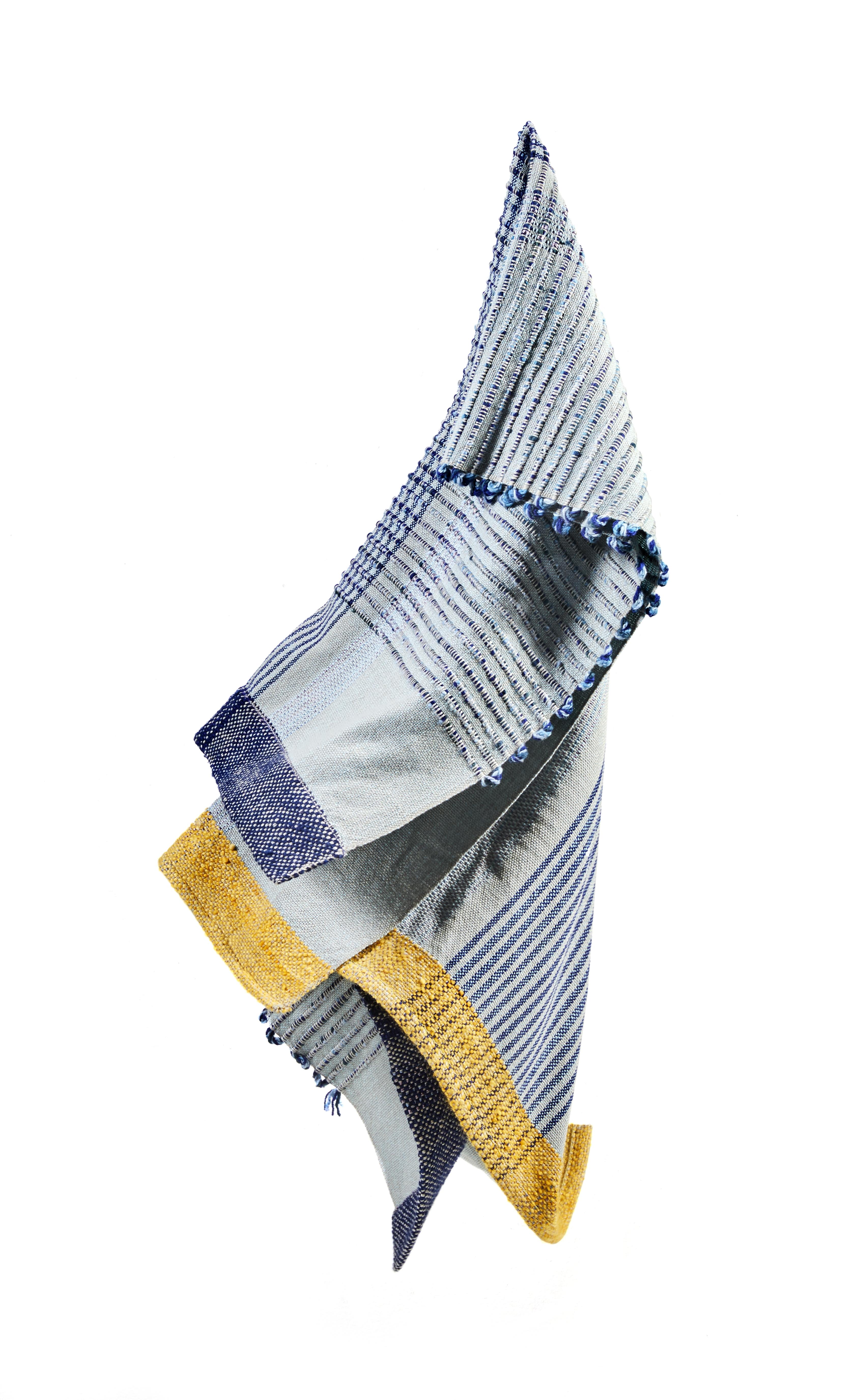 Kaugummi-Decke 1 von Mae Engelgeer
MATERIALIEN: 100% Baumwolle. 
Technik: handgewebt in Kolumbien. 
Abmessungen: B 200 x H 120 cm 
Erhältlich in den Farben: Blau/Banane/Silber und Terrakotta/Lavendel/Gold.

Die Chumbes-Decke ist ein kuscheliges