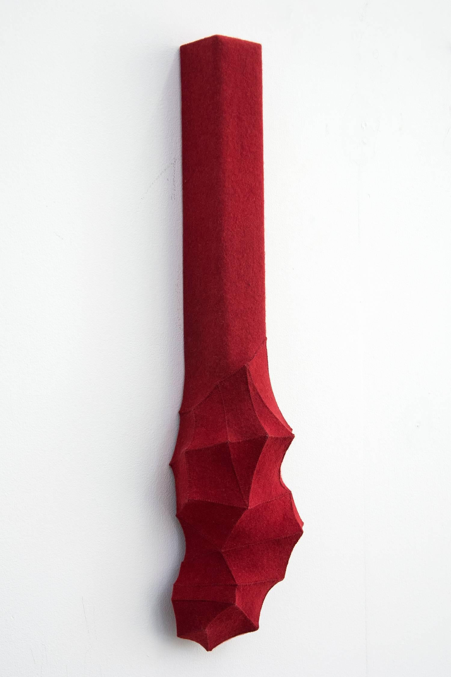 Faction - klein, rot, geometrisch, 3D, Filz, Stoff, biomorph, Wandkunst (Abstrakt), Sculpture, von Chung-Im Kim