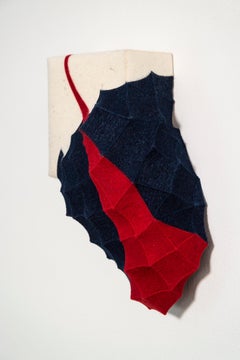 Hyang #2 – blau, weiß, rot, abstrakte, industrielle Filz-Wandskulptur