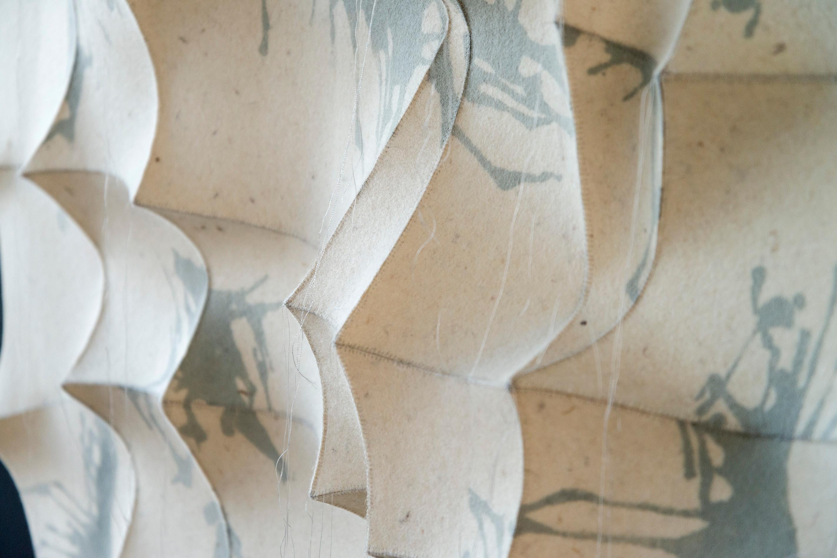 Sculpture murale blanche, texturée, biomorphique, abstraite en feutre industriel Moolbora en vente 7
