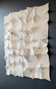 Moolbora - scultura da parete in feltro bianco, strutturato, biomorfo, astratto e industriale