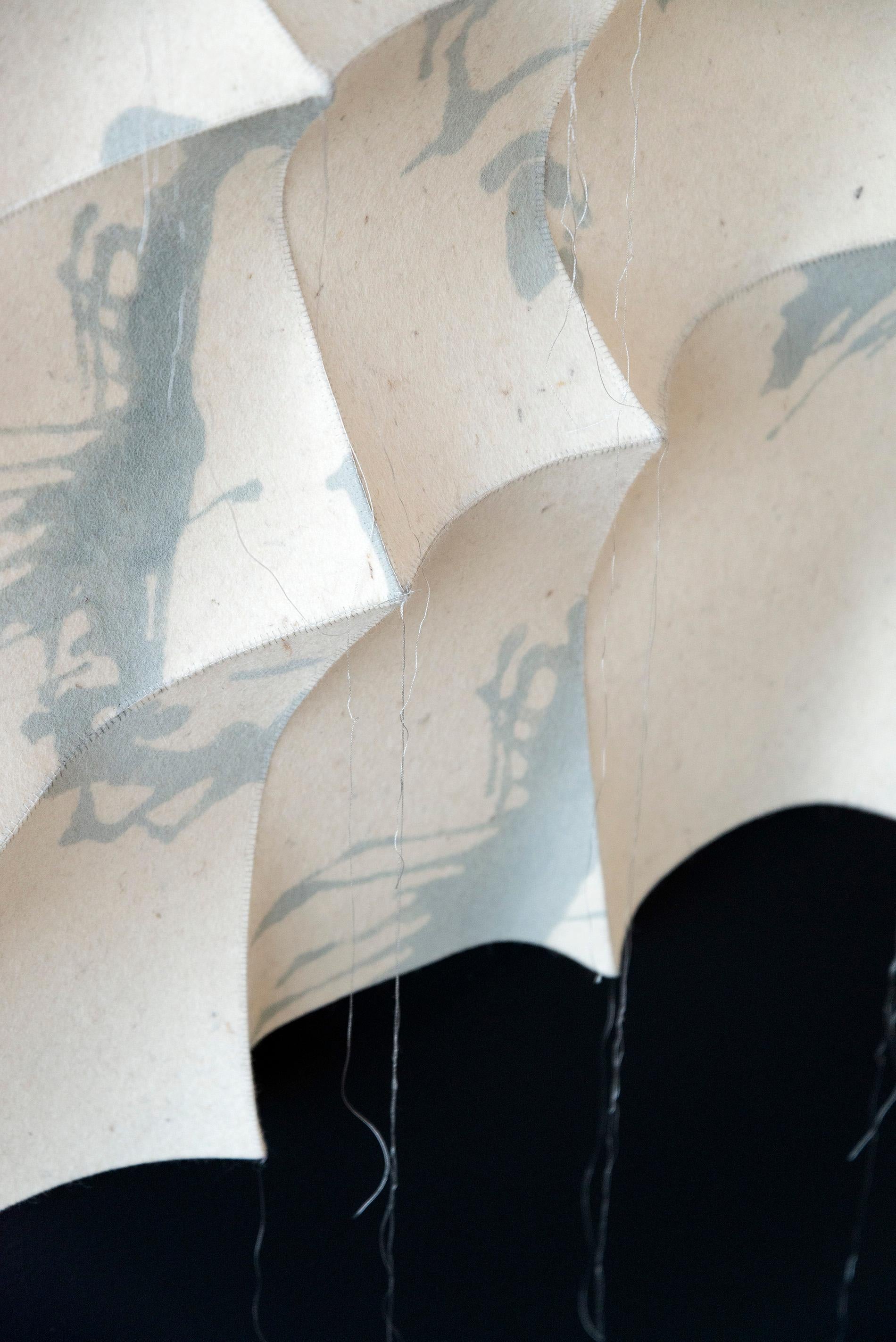 Sculpture murale blanche, texturée, biomorphique, abstraite en feutre industriel Moolbora en vente 4