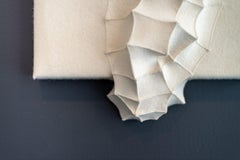 Mutation 10 - klein, weiß, geometrisch, 3D, Filz, Stoff, biomorph, Wandkunst