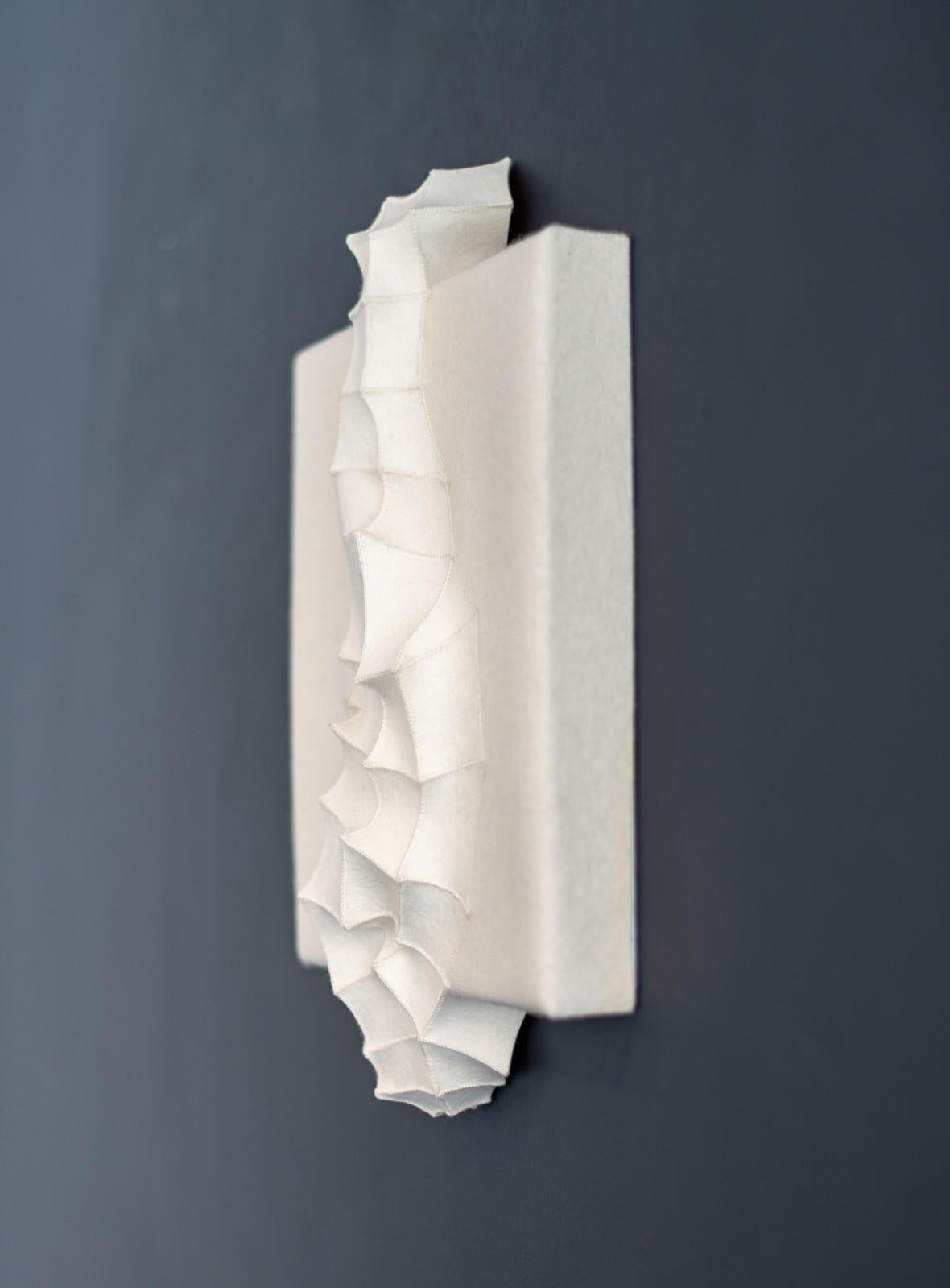 Mutation 10 - blanc, géométrique, 3D, feutre, tissu, biomorphique, art mural - Noir Abstract Sculpture par Chung-Im Kim