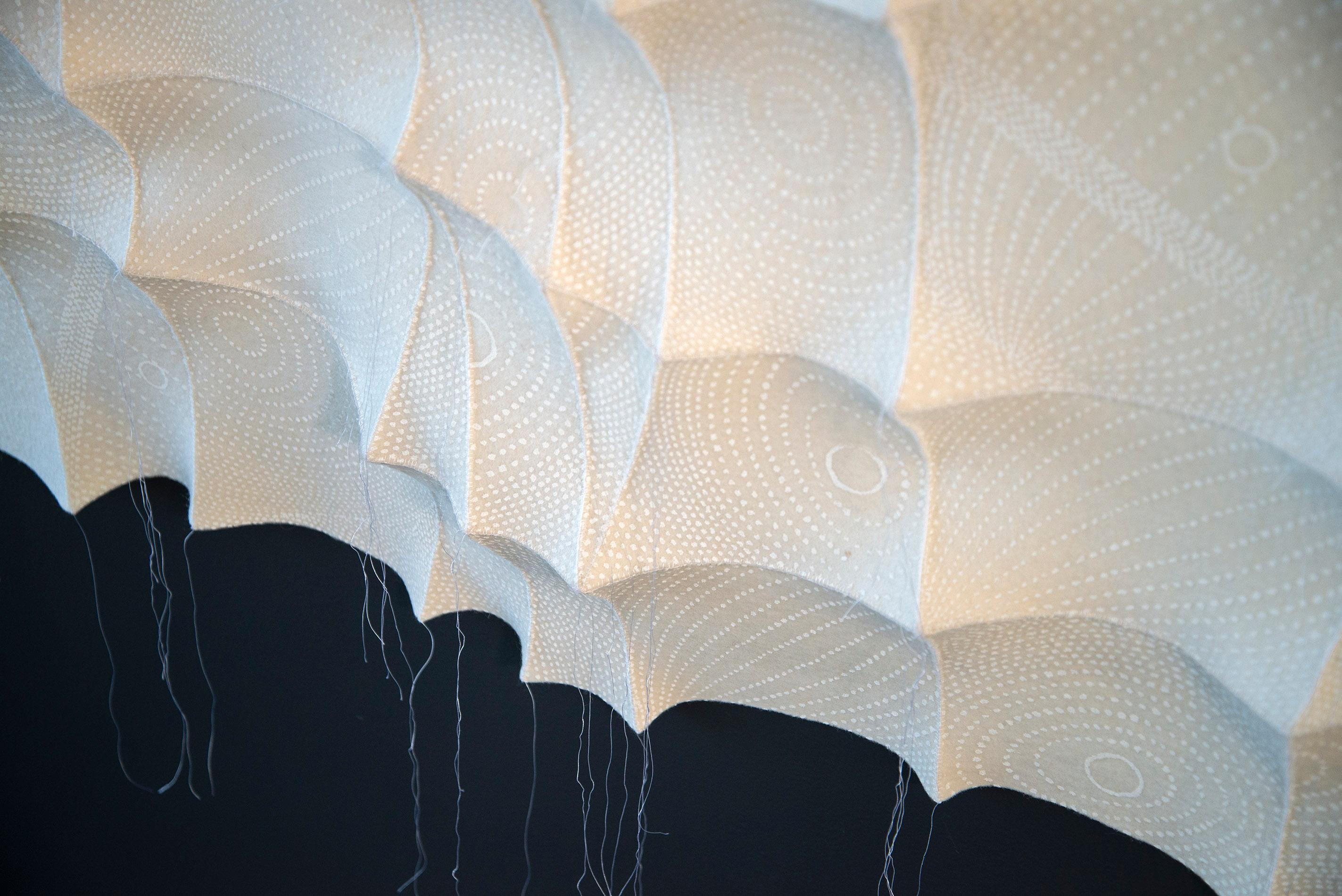 New Dawn – weiße, strukturierte, biomorphe, abstrakte, industrielle Filz-Wandskulptur im Angebot 7