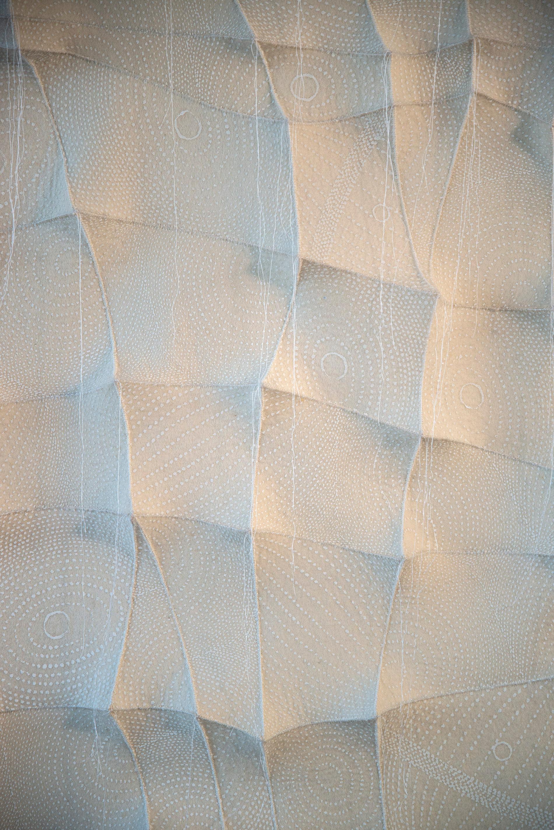 New Dawn – weiße, strukturierte, biomorphe, abstrakte, industrielle Filz-Wandskulptur im Angebot 8
