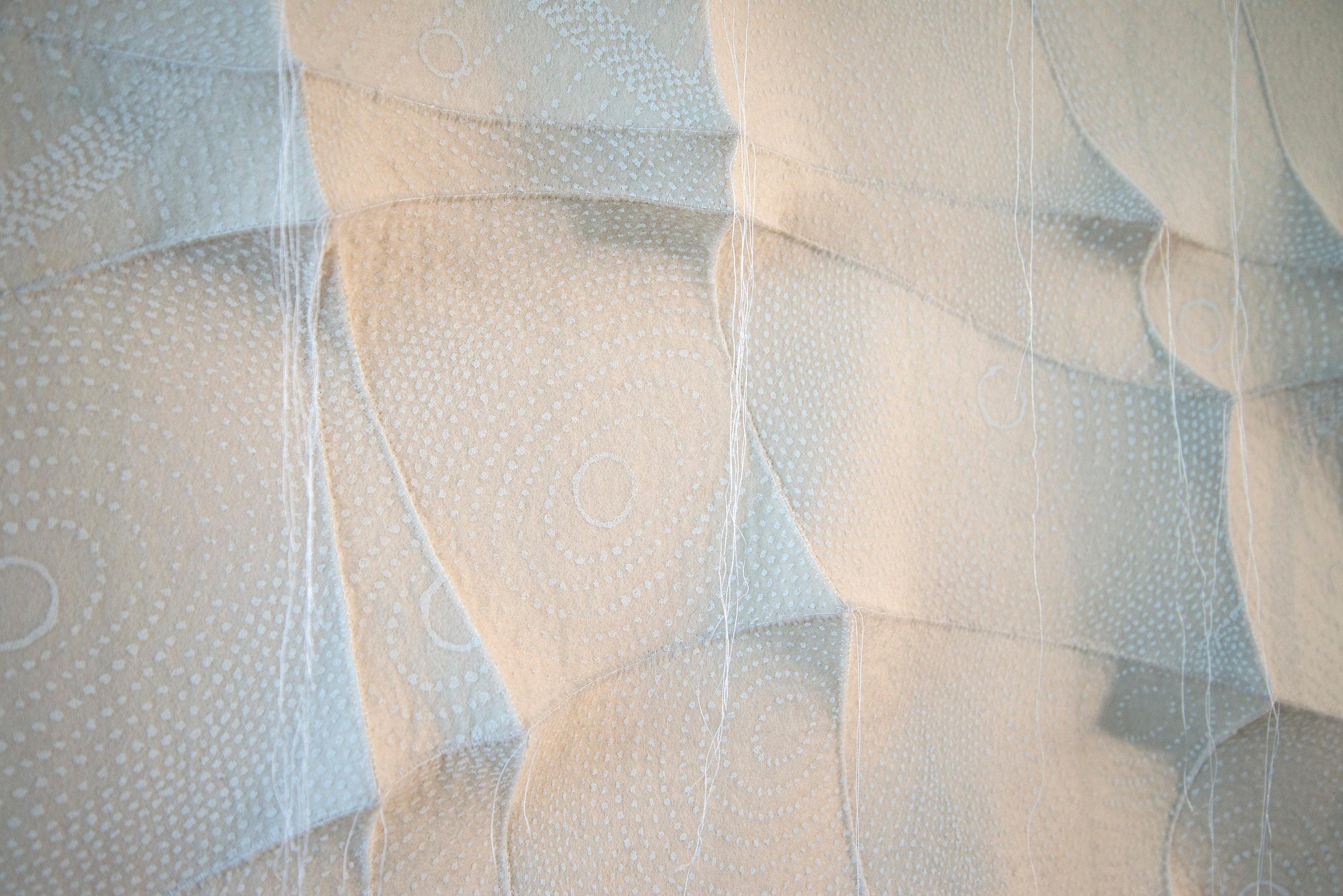 New Dawn – weiße, strukturierte, biomorphe, abstrakte, industrielle Filz-Wandskulptur im Angebot 1