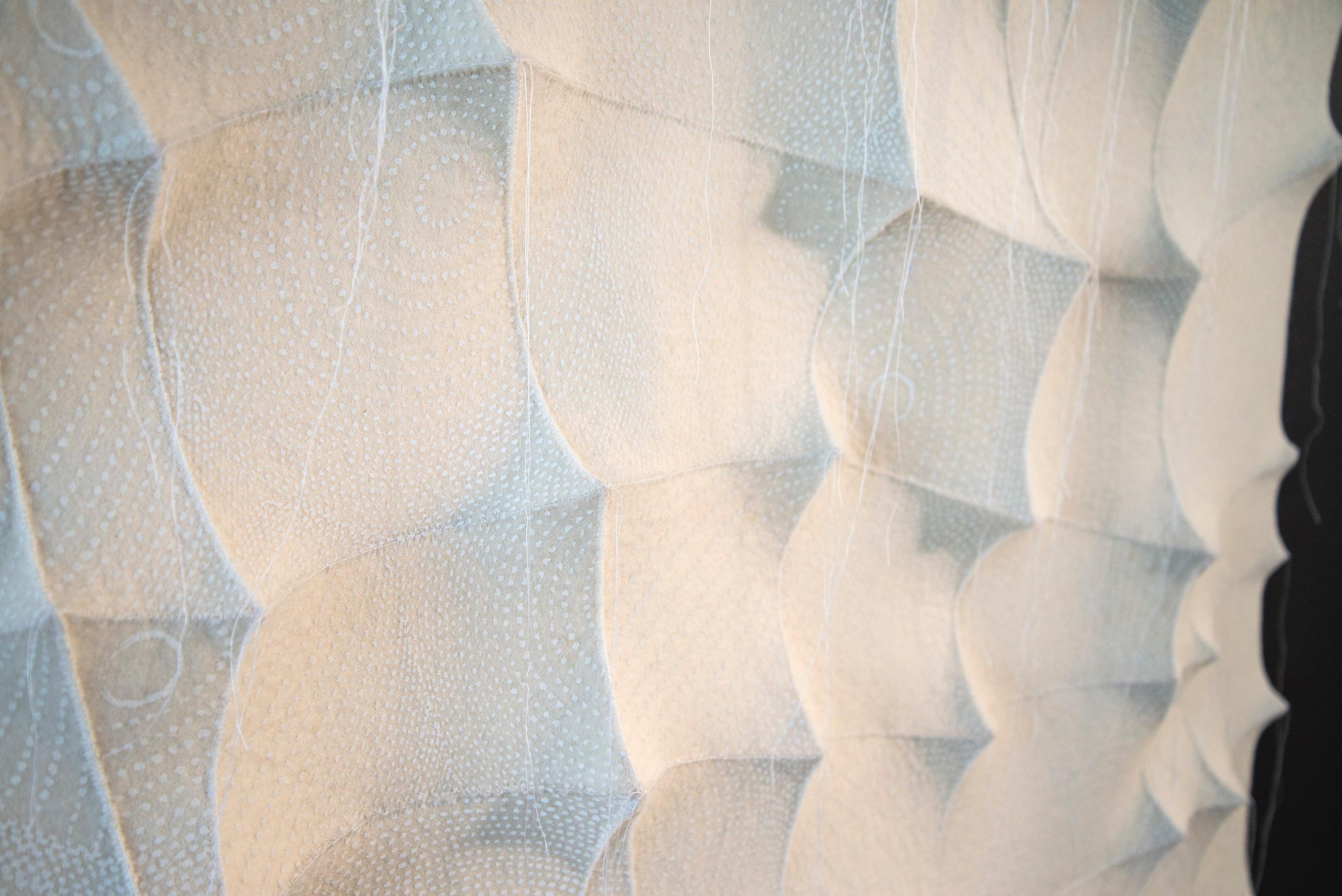 New Dawn – weiße, strukturierte, biomorphe, abstrakte, industrielle Filz-Wandskulptur im Angebot 2