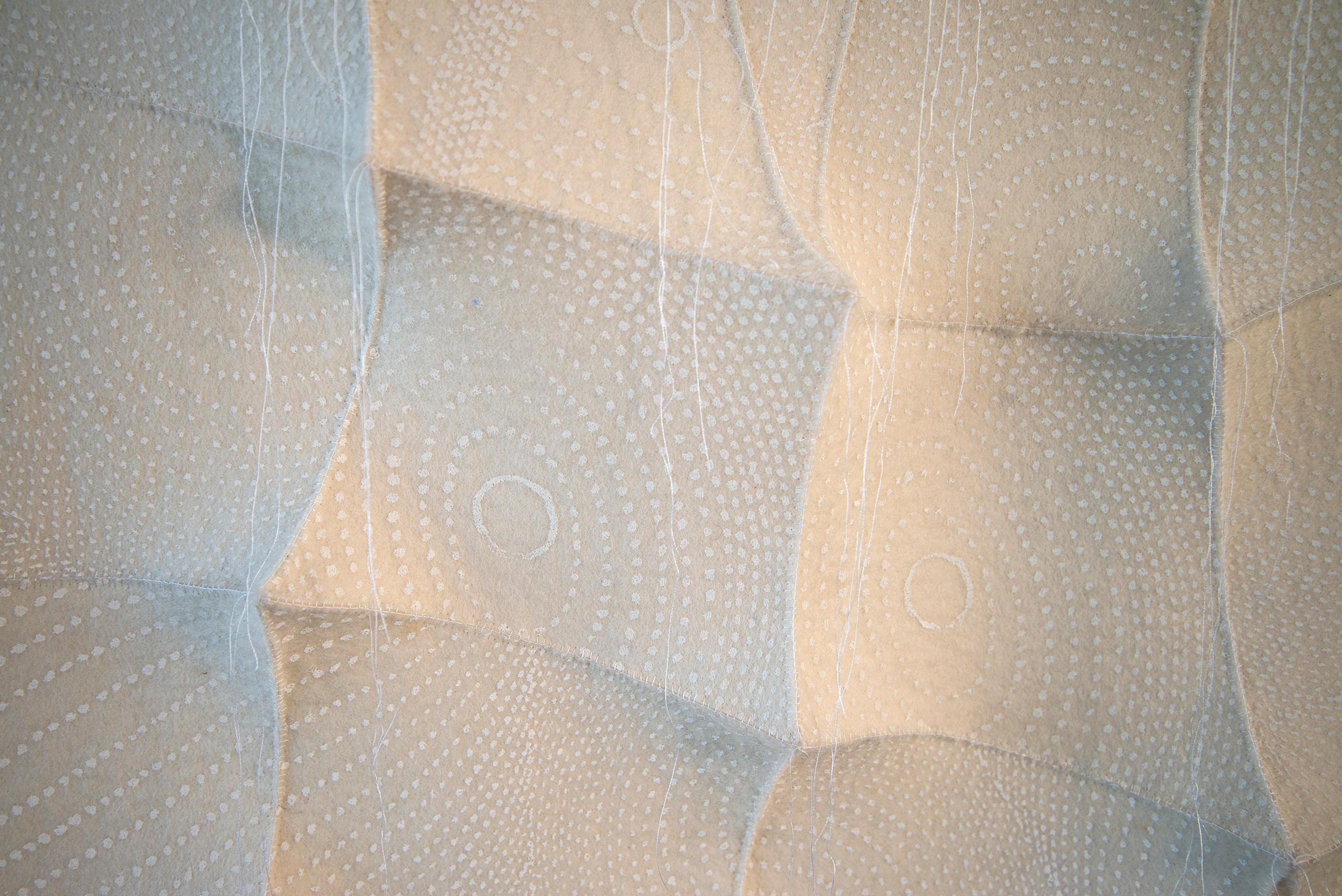 New Dawn – weiße, strukturierte, biomorphe, abstrakte, industrielle Filz-Wandskulptur im Angebot 3