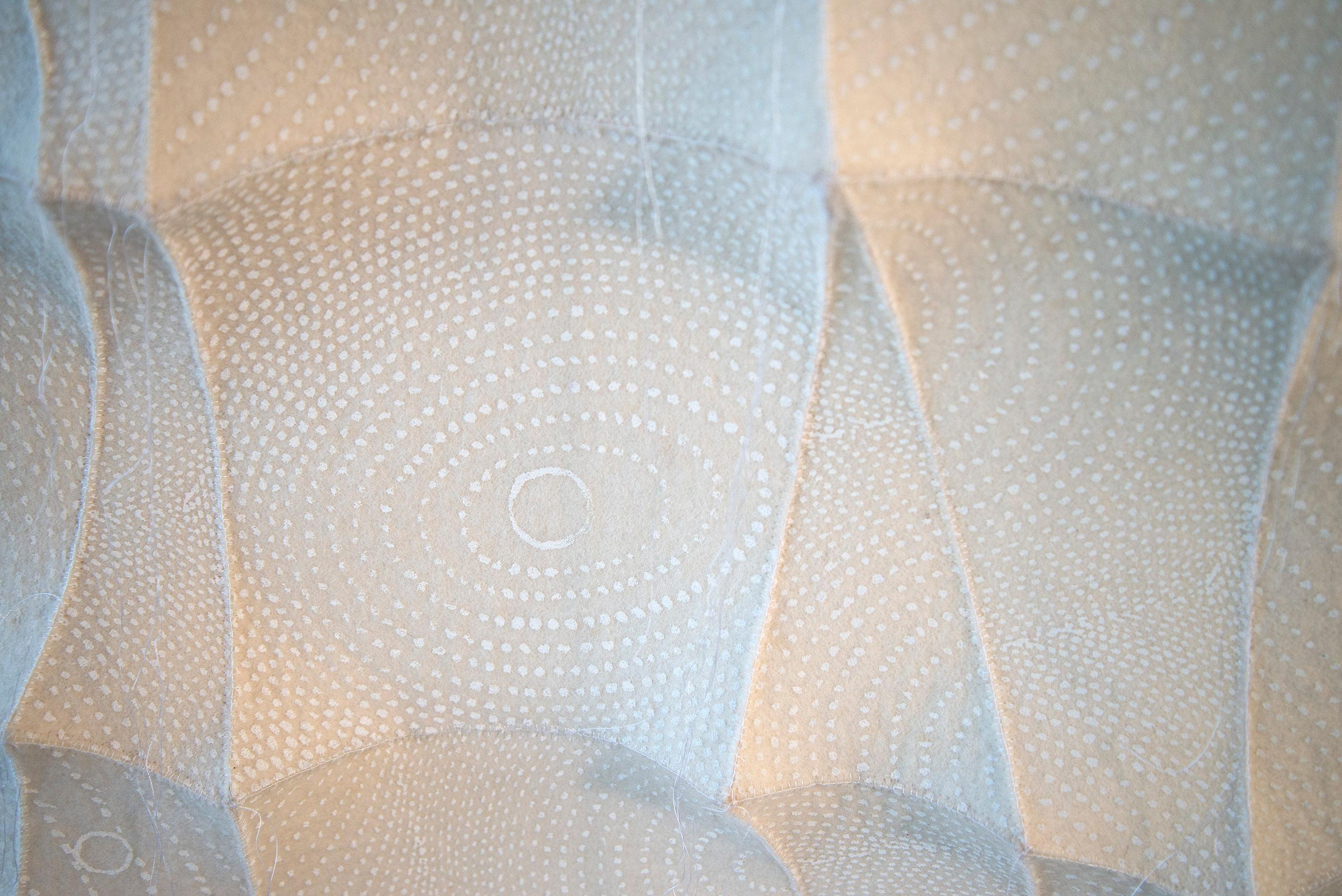 New Dawn – weiße, strukturierte, biomorphe, abstrakte, industrielle Filz-Wandskulptur im Angebot 4