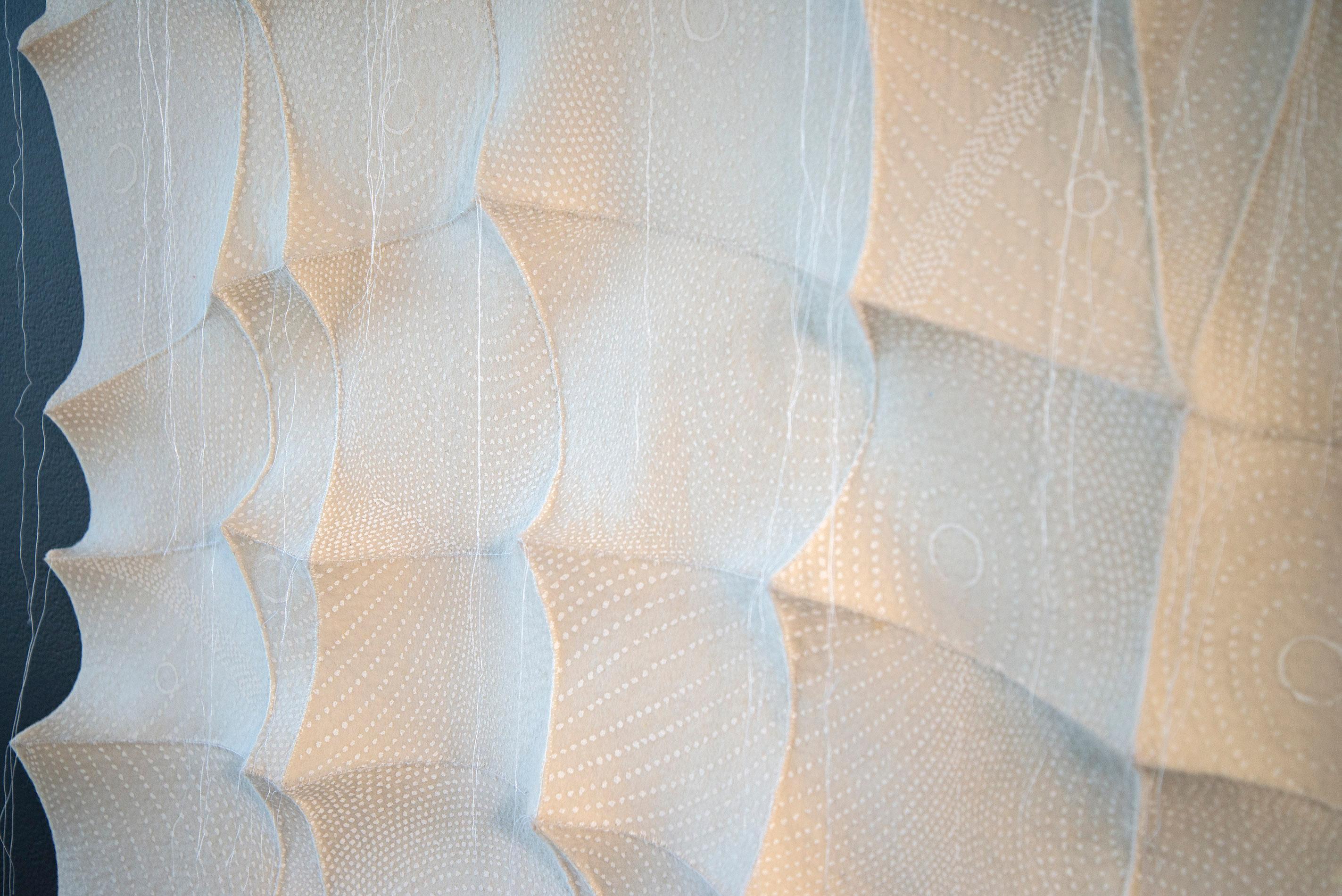 New Dawn – weiße, strukturierte, biomorphe, abstrakte, industrielle Filz-Wandskulptur im Angebot 5