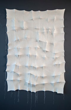 New Dawn – weiße, strukturierte, biomorphe, abstrakte, industrielle Filz-Wandskulptur