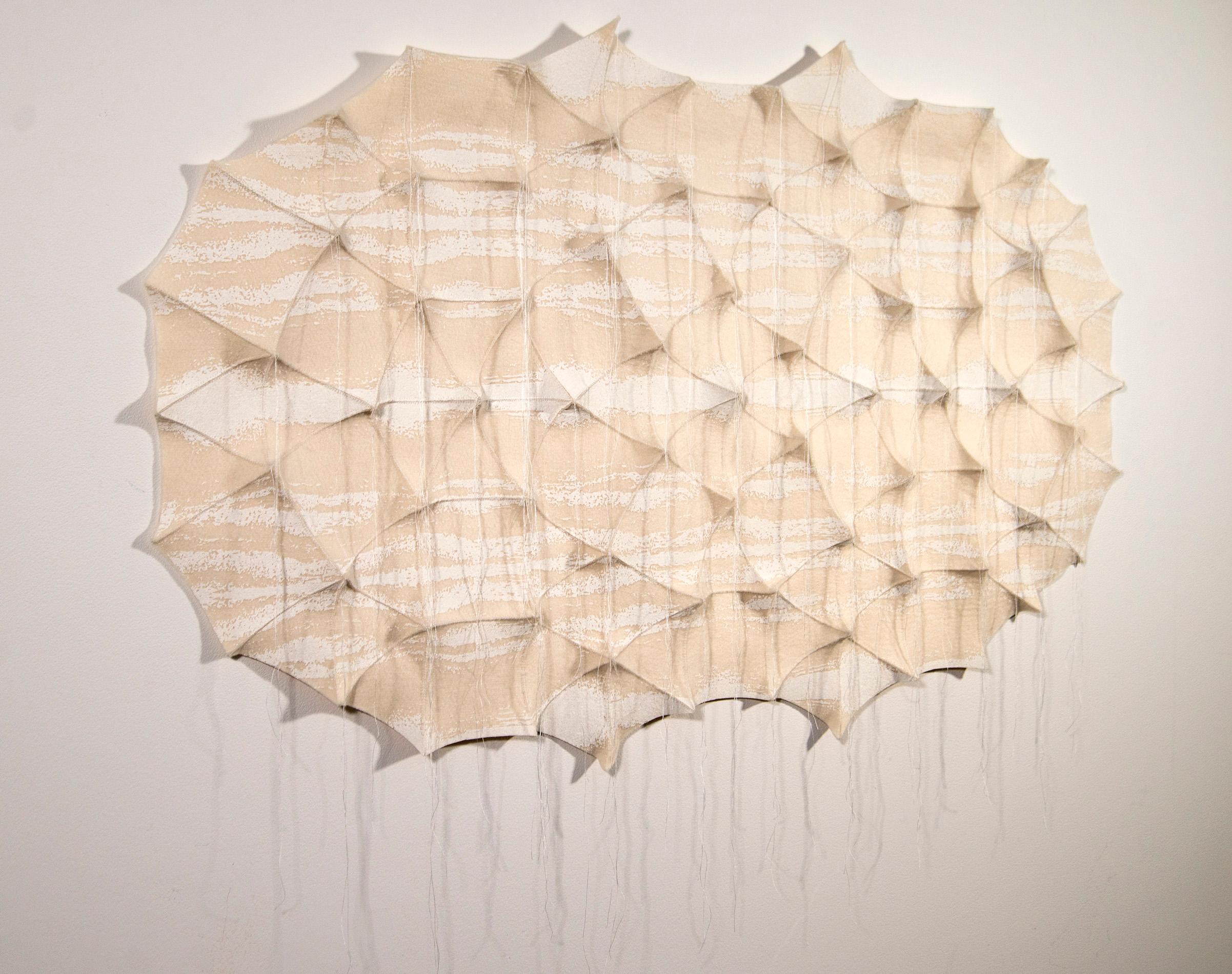 Semonemo 3 - bianco, motivo, appeso alla parete, 3D, feltro, tessuto, arazzo - Mixed Media Art Contemporaneo di Chung-Im Kim