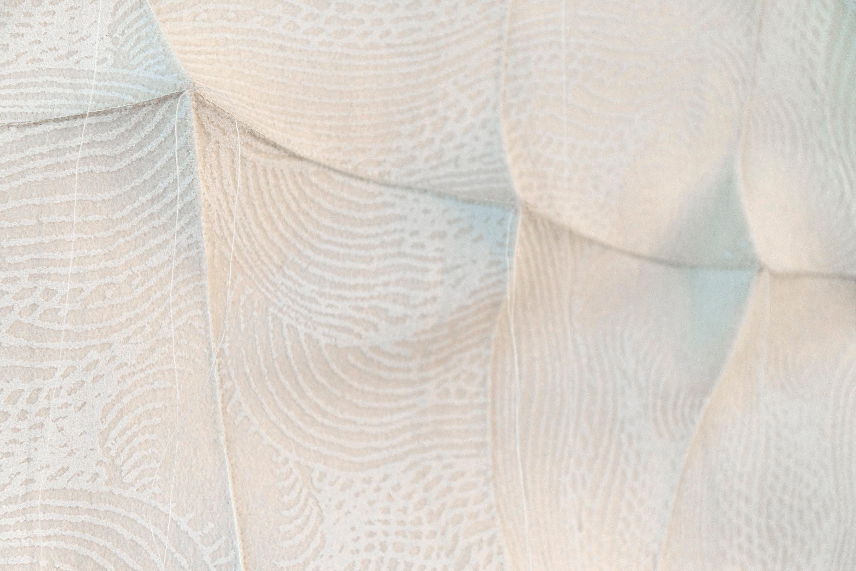 Sulbing - weiß, strukturiert, handbemalt, abstrakt,  Filz-Wandskulptur im Angebot 3