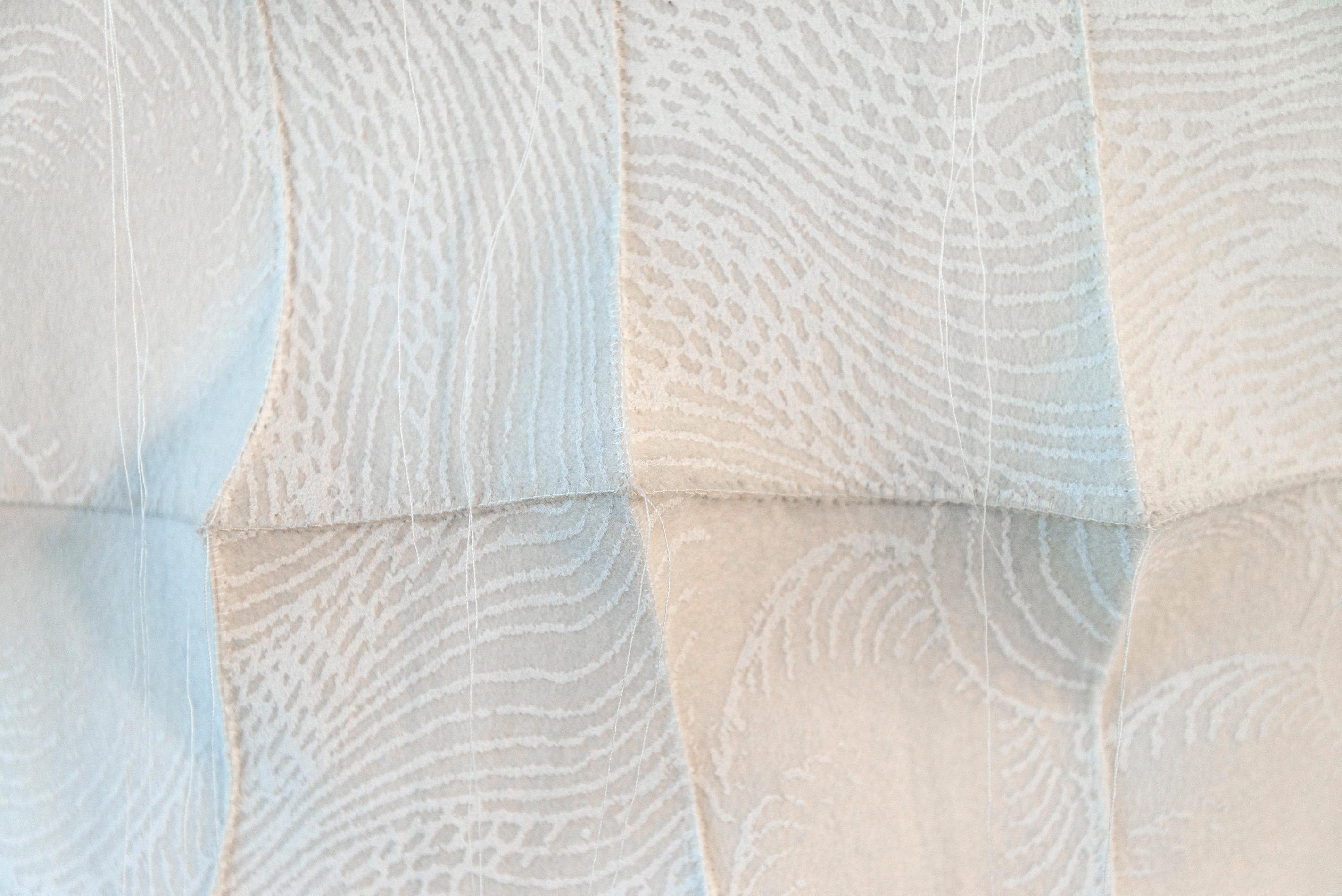 Sulbing - weiß, strukturiert, handbemalt, abstrakt,  Filz-Wandskulptur im Angebot 4