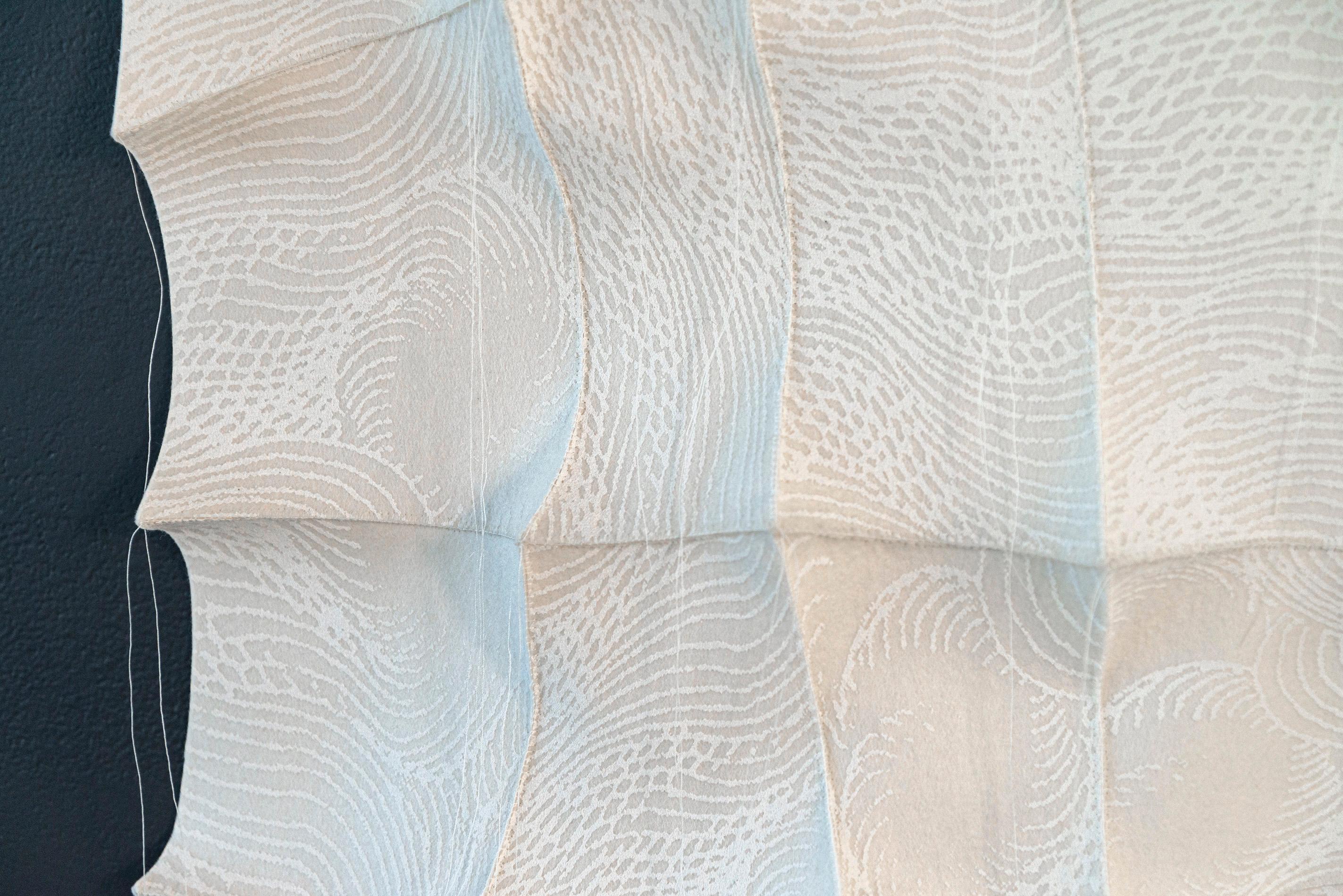 Sulbing - weiß, strukturiert, handbemalt, abstrakt,  Filz-Wandskulptur im Angebot 6