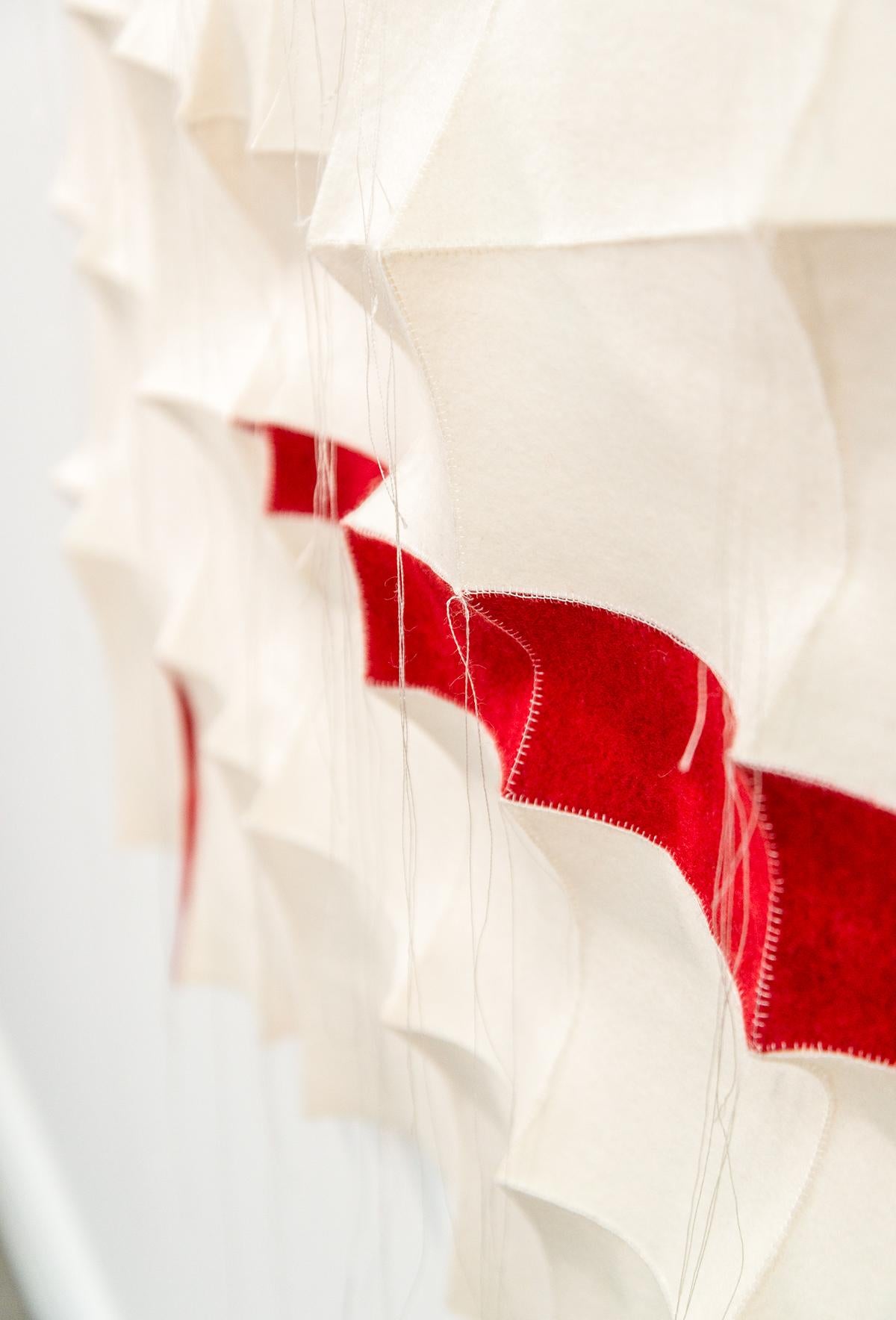 Tumsae No 1 - rouge, blanc, motif, tenture murale, 3D, feutre, textile, tapisserie en vente 9