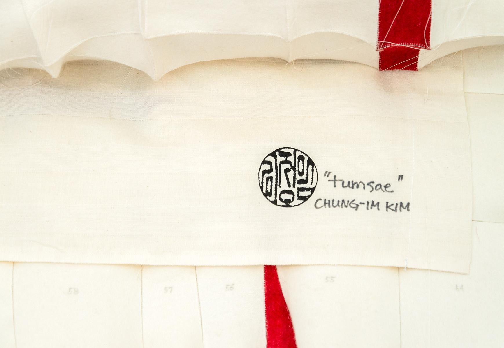 Tumsae No 1 - rouge, blanc, motif, tenture murale, 3D, feutre, textile, tapisserie en vente 10