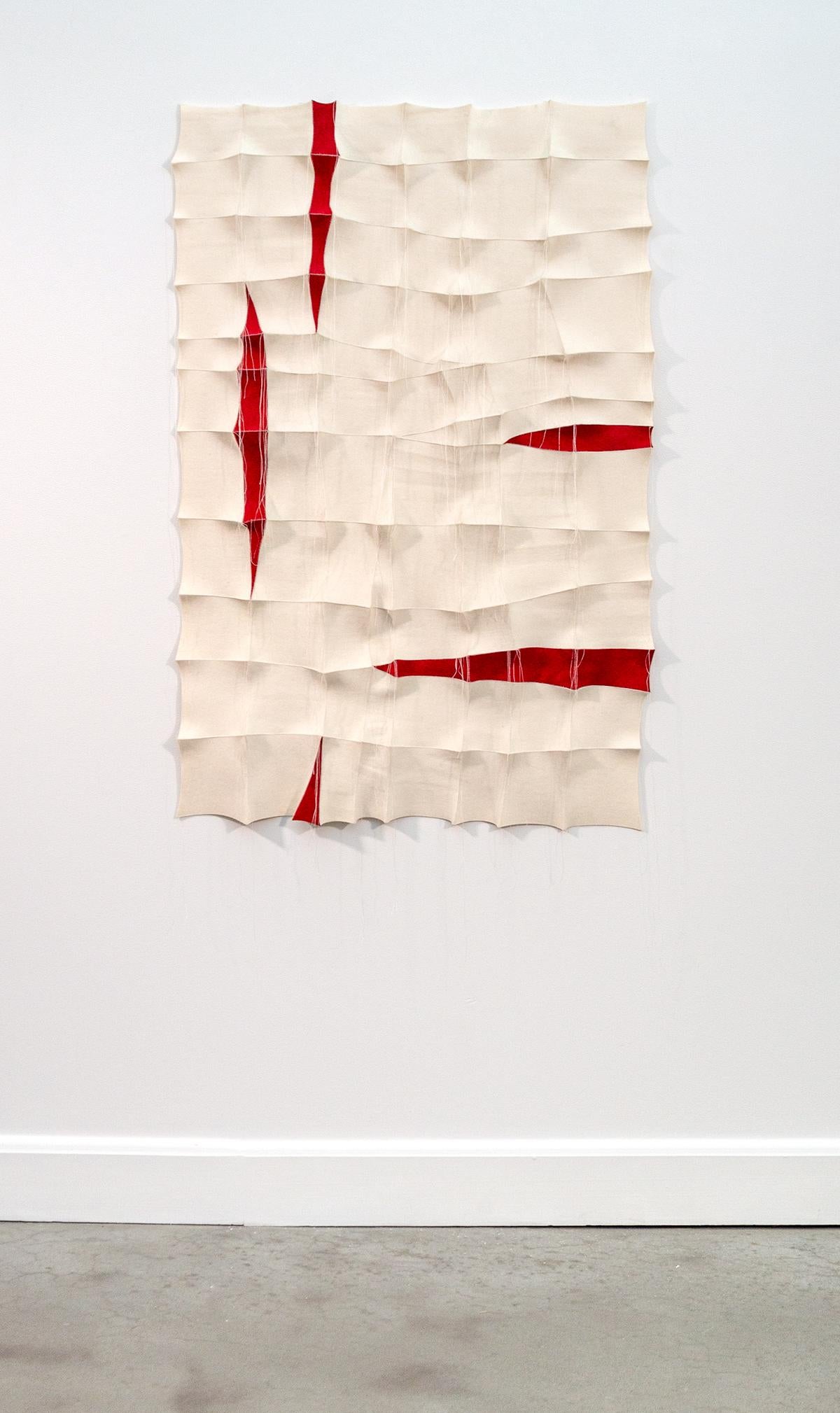 Tumsae No 1 - rouge, blanc, motif, tenture murale, 3D, feutre, textile, tapisserie en vente 1