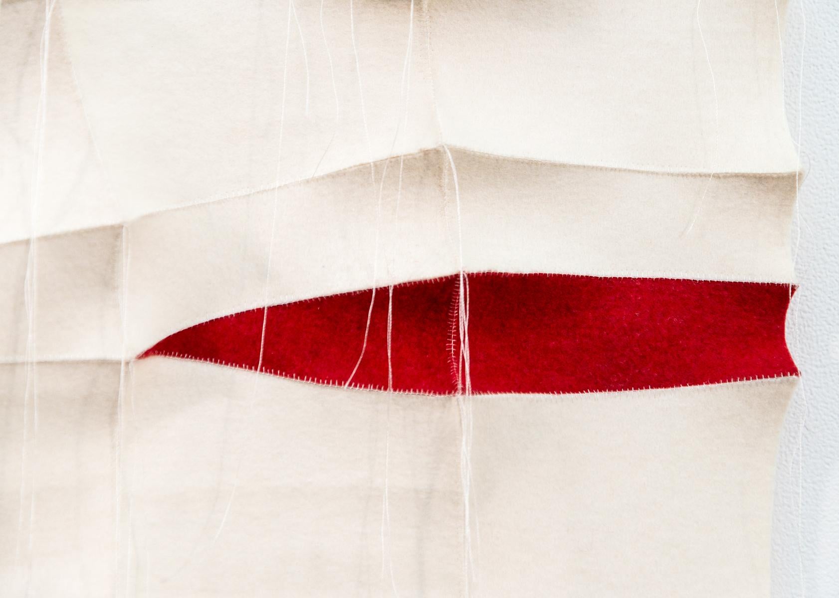 Tumsae No 1 - rouge, blanc, motif, tenture murale, 3D, feutre, textile, tapisserie en vente 2
