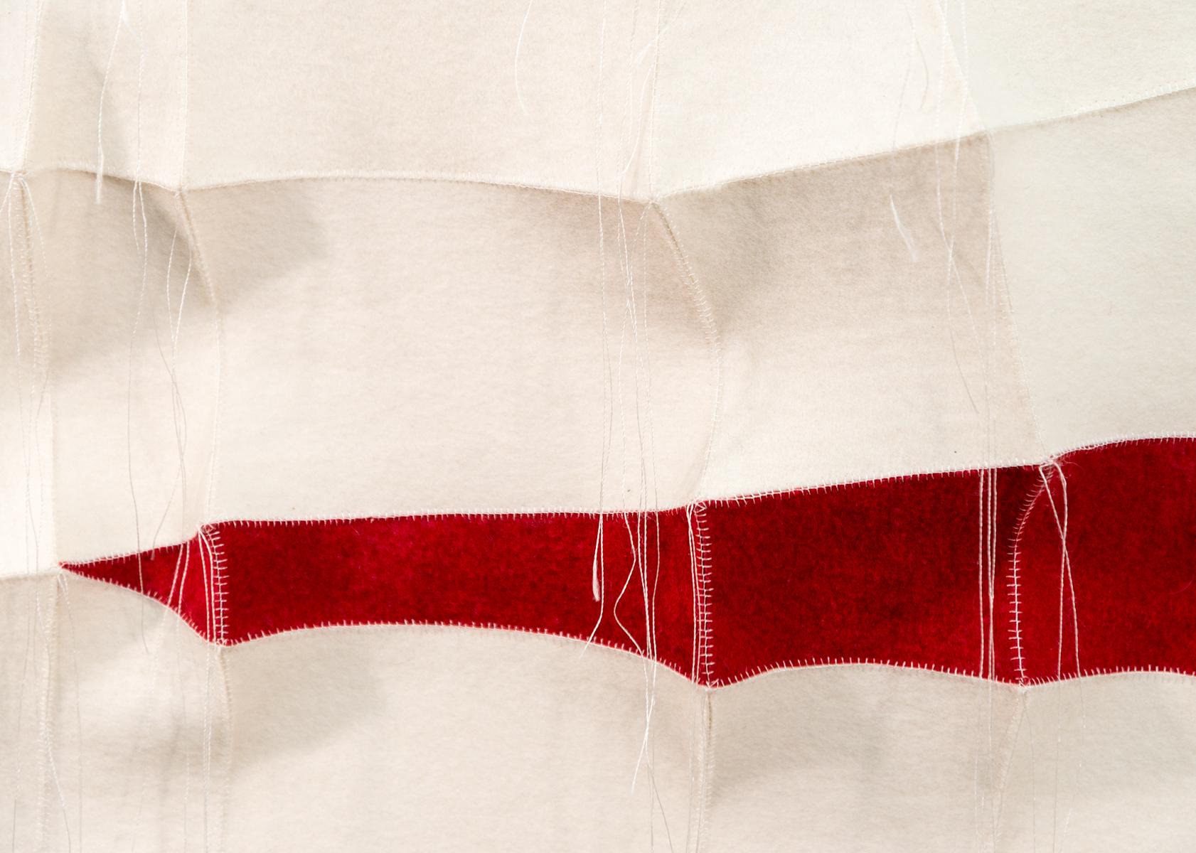 Tumsae No 1 - rouge, blanc, motif, tenture murale, 3D, feutre, textile, tapisserie en vente 3