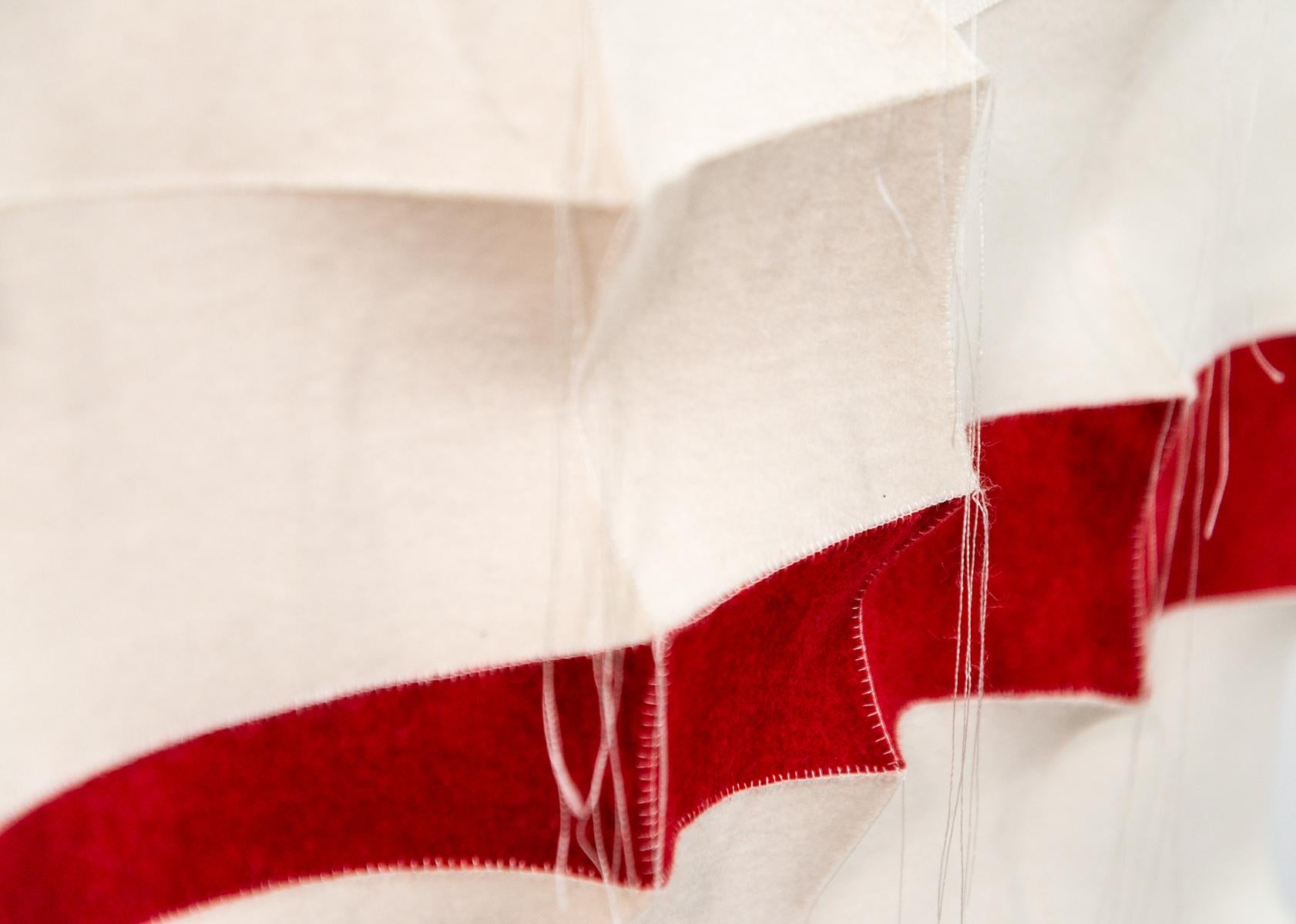 Tumsae No 1 - rouge, blanc, motif, tenture murale, 3D, feutre, textile, tapisserie en vente 4