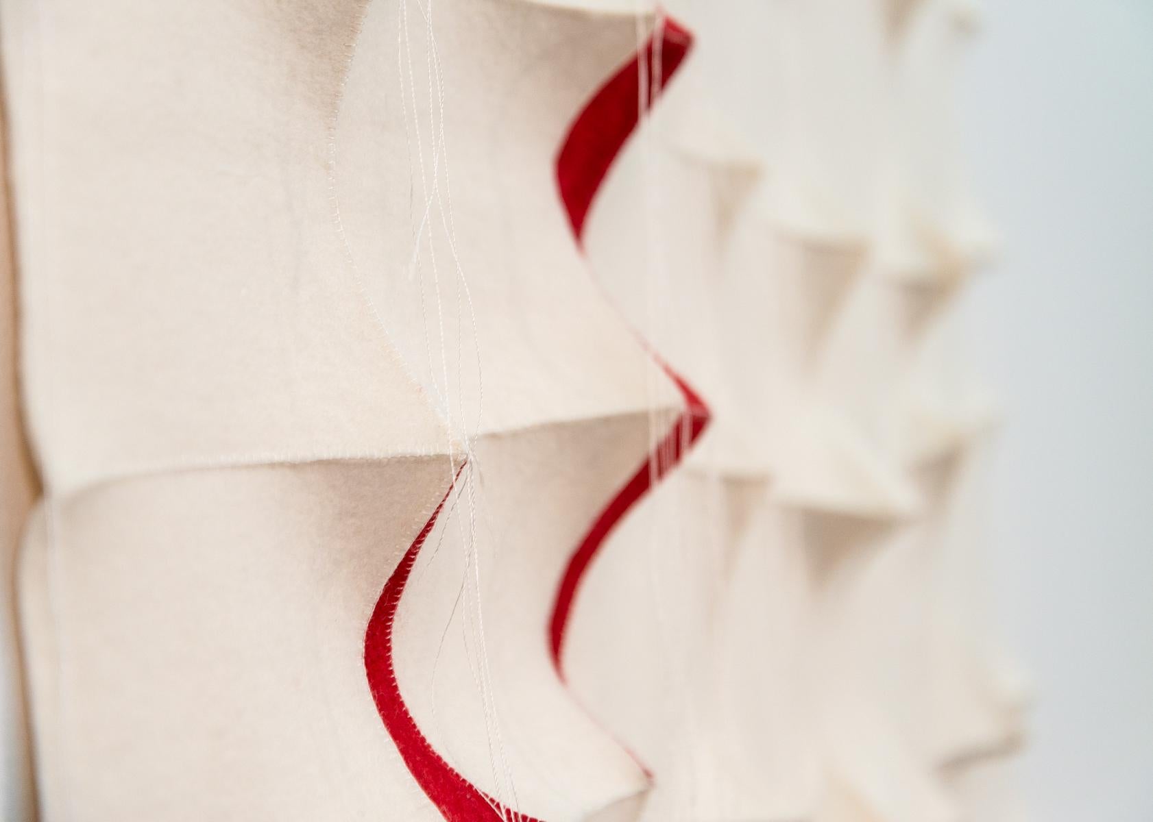 Tumsae No 1 - rouge, blanc, motif, tenture murale, 3D, feutre, textile, tapisserie en vente 5