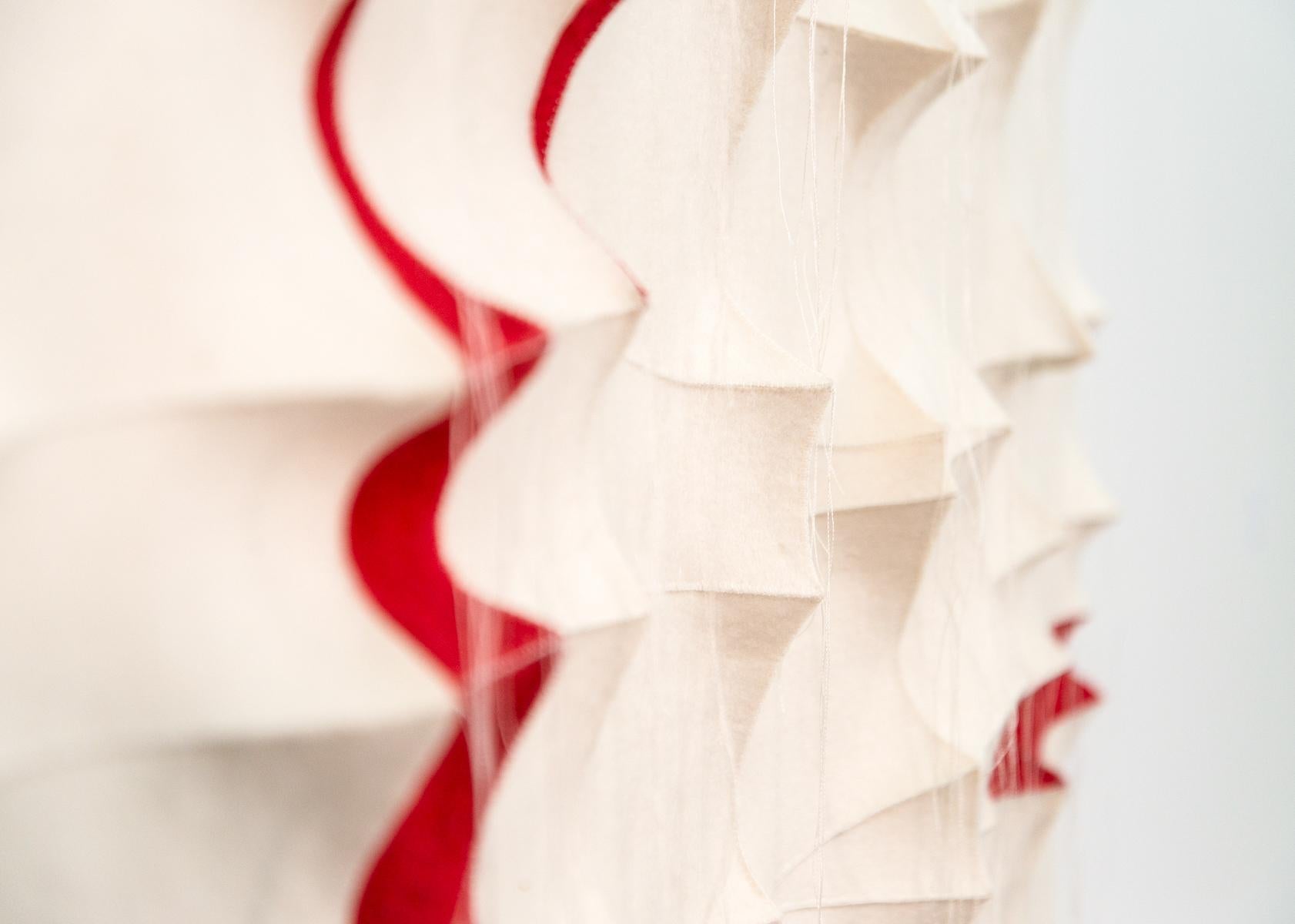 Tumsae No 1 - rouge, blanc, motif, tenture murale, 3D, feutre, textile, tapisserie en vente 6