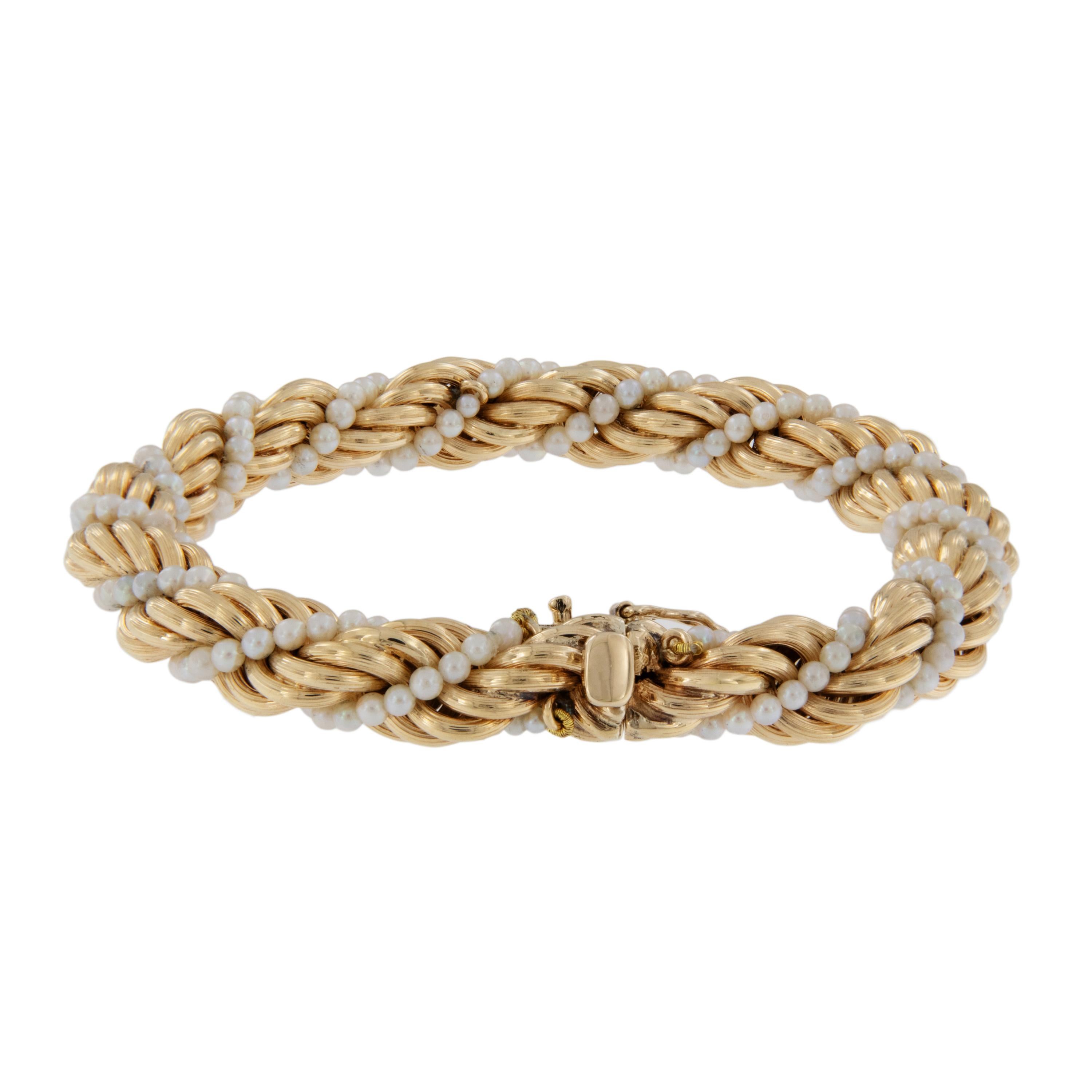 Quoi de plus classique que ce bracelet torsadé en chaîne de corde et perles de culture 14 carats ? Elles se marient parfaitement avec la corde nautique et les perles de culture de mer de 7,5