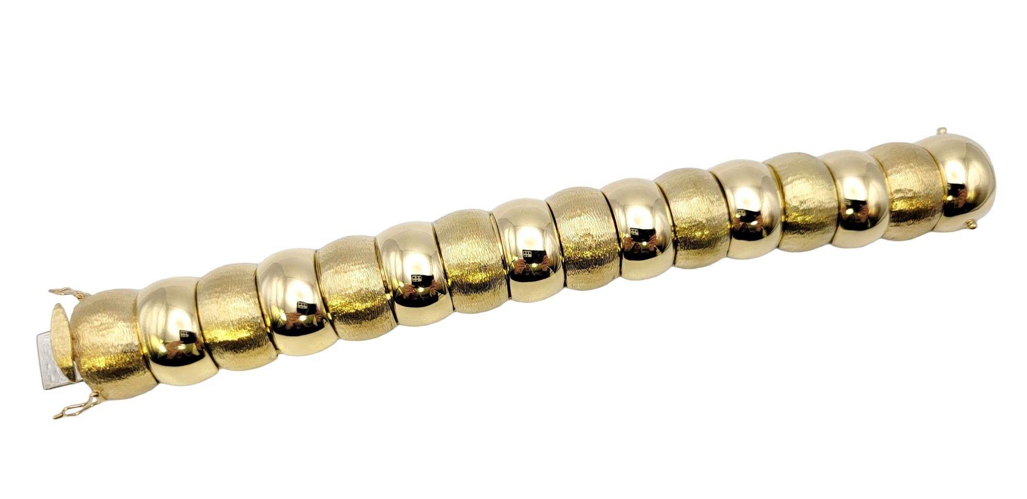 Bracelet manchette souple en or jaune 18 carats poli et brossé Pour femmes en vente