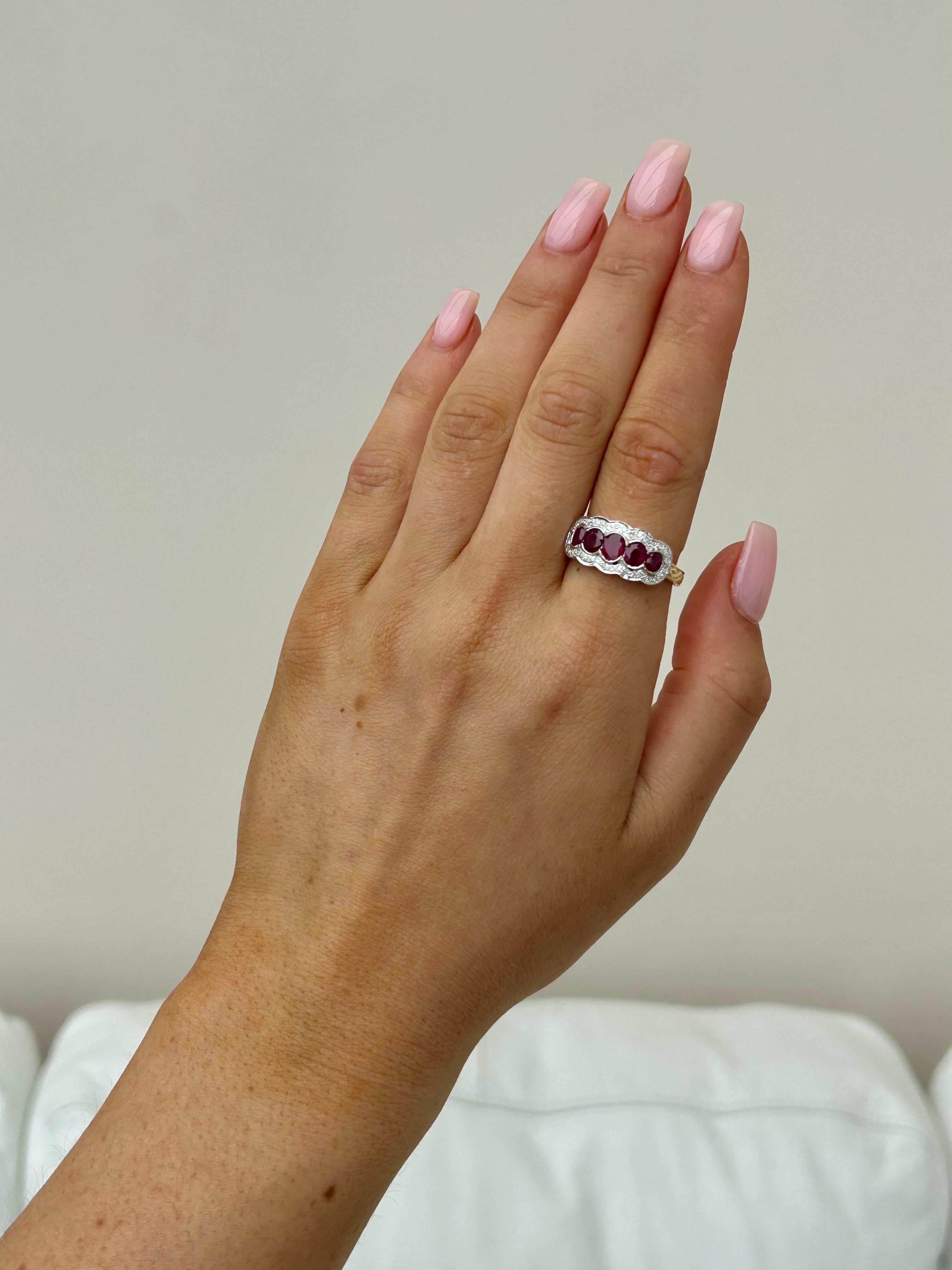 Anillo grueso de 5 piedras de oro amarillo de 18 quilates con rubíes y diamantes Artista en venta