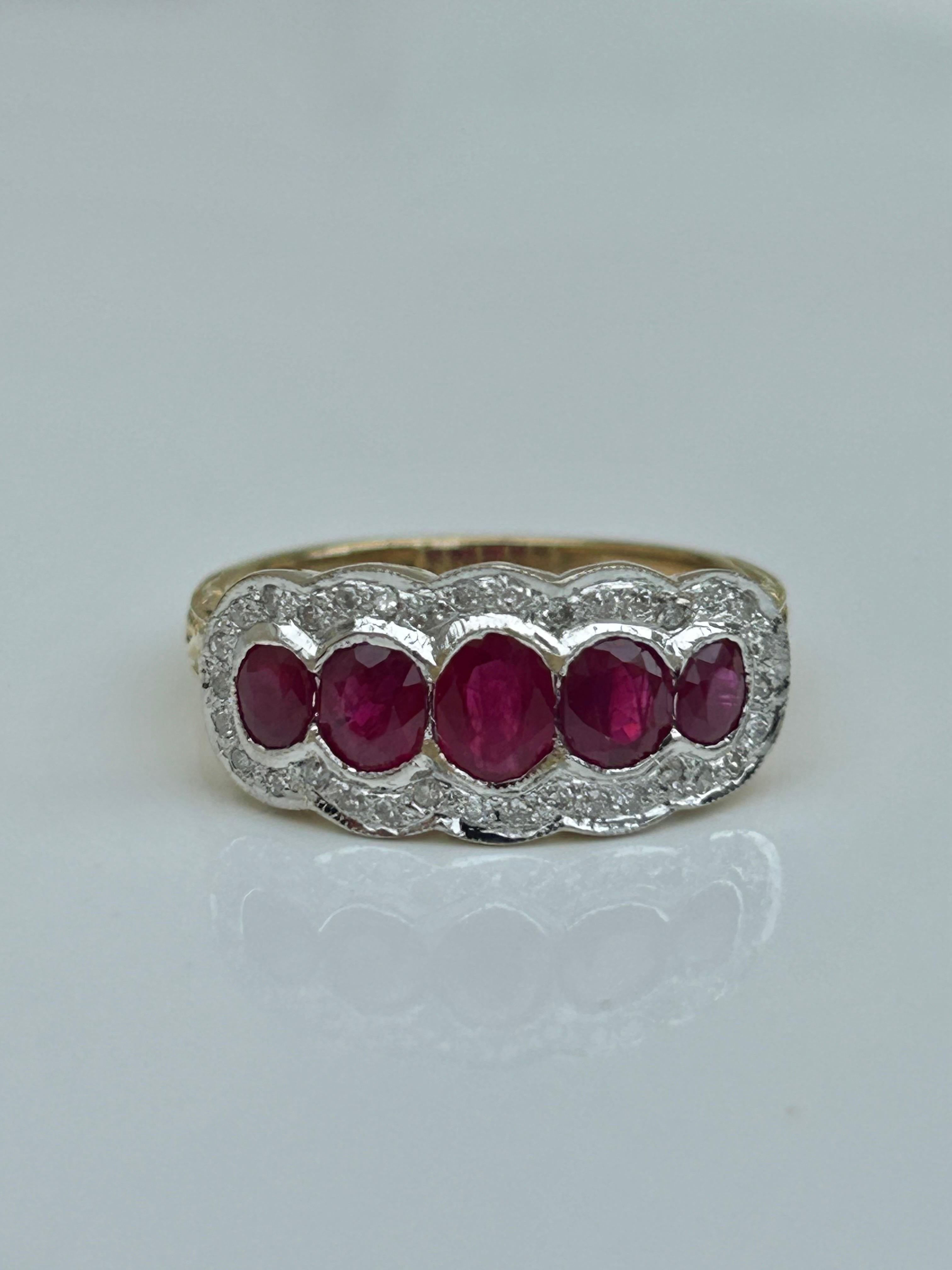 Anillo grueso de 5 piedras de oro amarillo de 18 quilates con rubíes y diamantes Corte redondo en venta