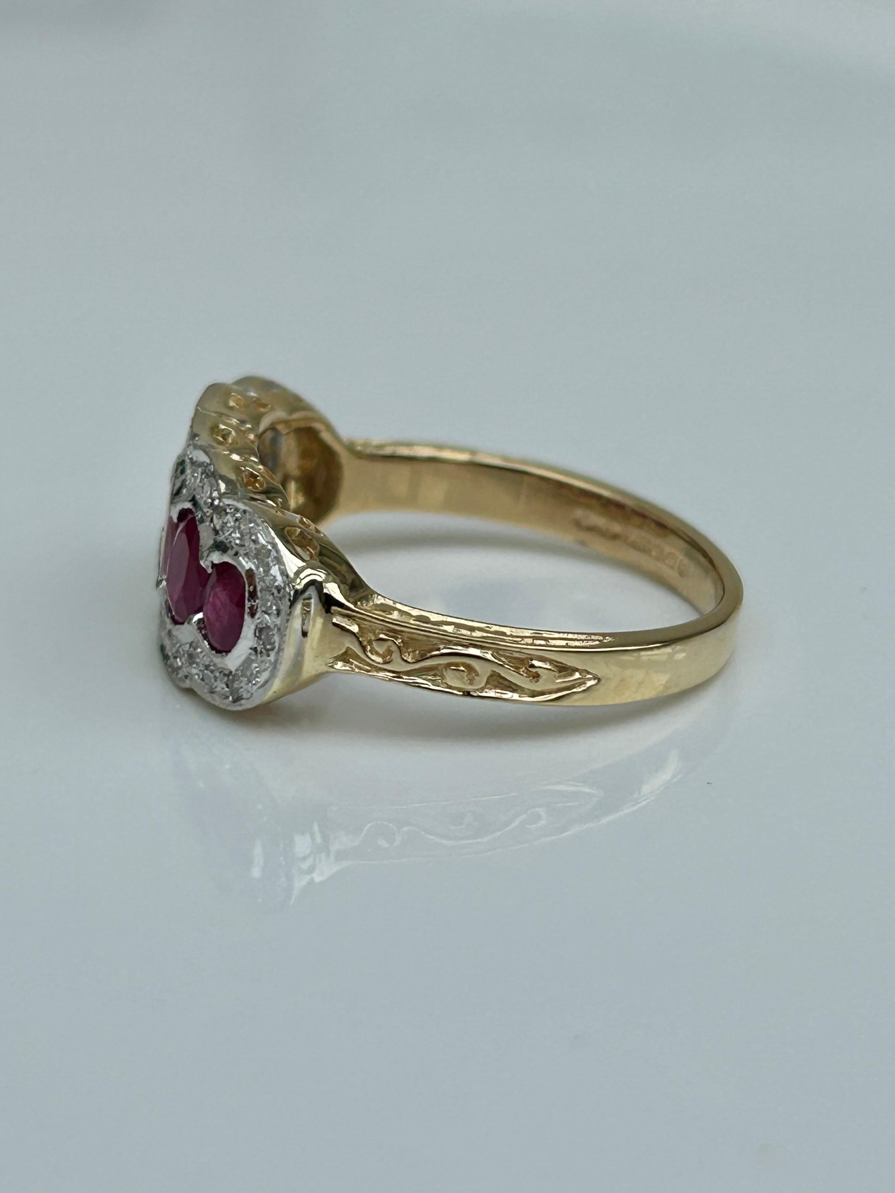 Chunky 18 Carat Yellow Gold Ruby and Diamond 5 Stone Ring In Good Condition For Sale In Chipping Campden, GB