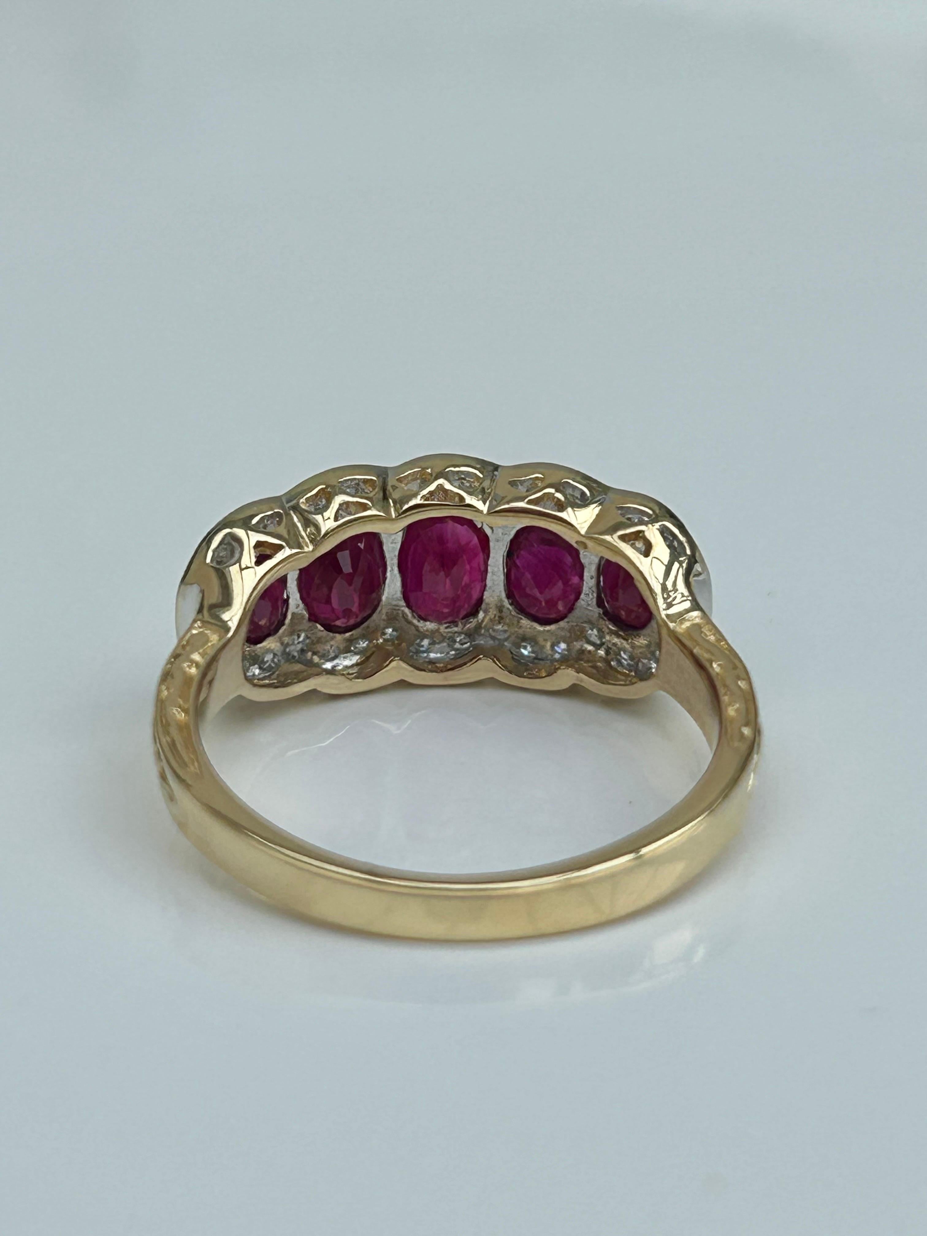 Anillo grueso de 5 piedras de oro amarillo de 18 quilates con rubíes y diamantes en venta 1