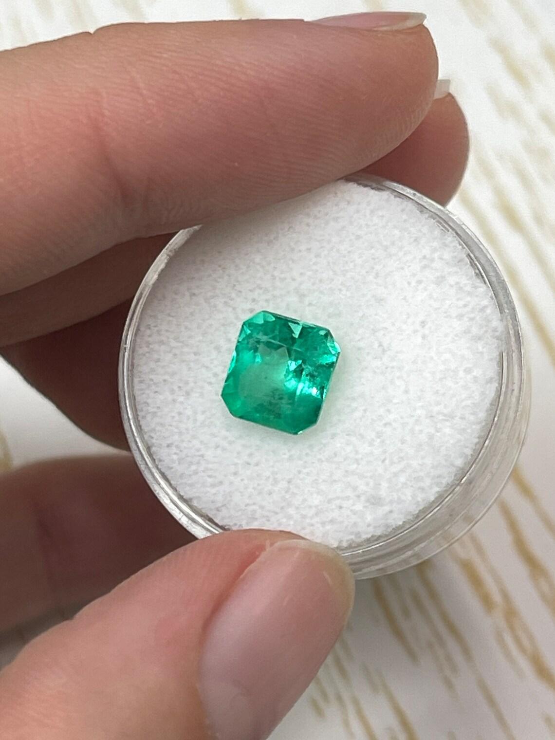 Moderno Gemma di smeraldo colombiano taglio Asscher verde mela da 2,14 carati - Pietra di compleanno di maggio in vendita