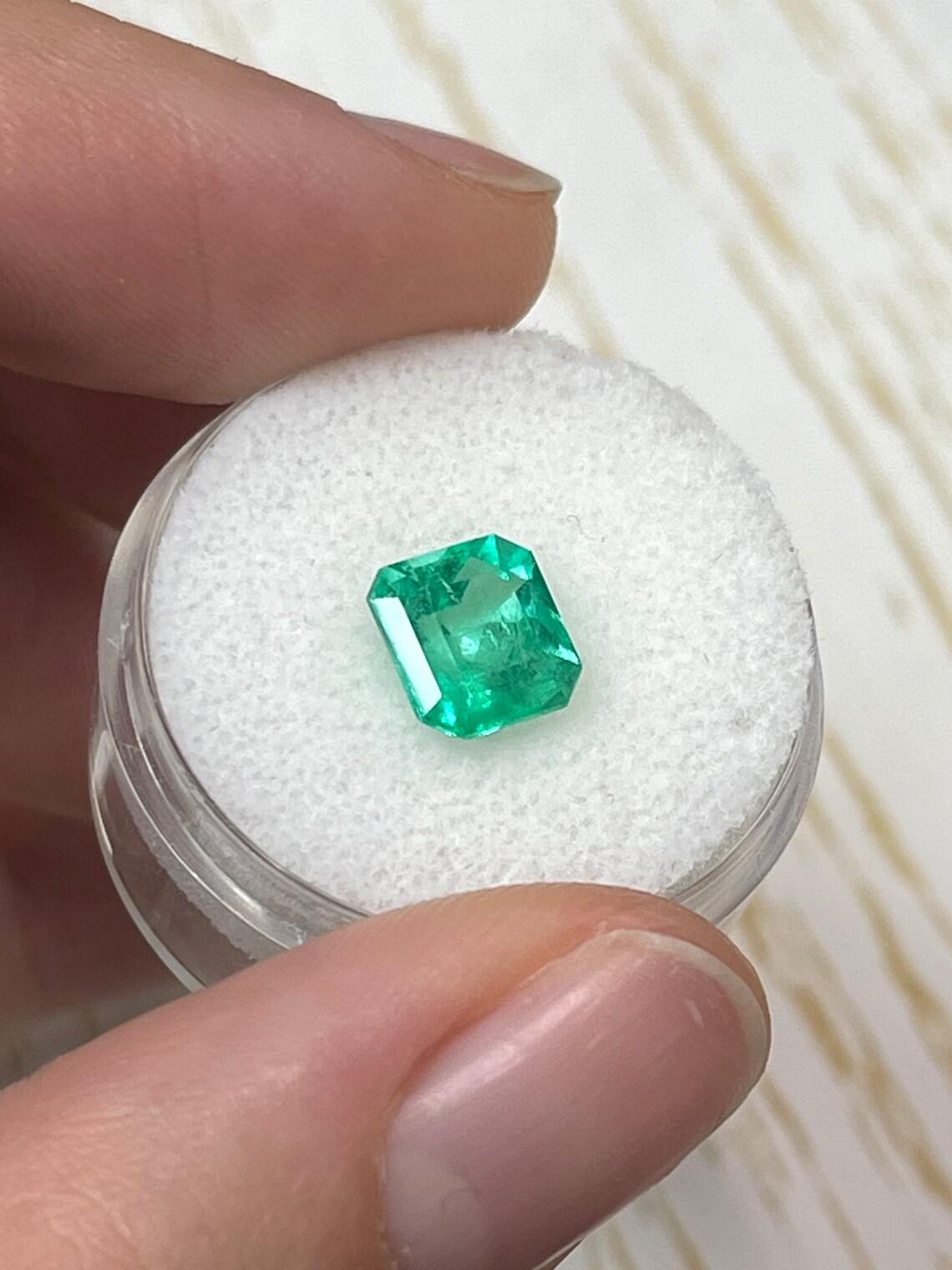 Taglio smeraldo Gemma di smeraldo colombiano taglio Asscher verde mela da 2,14 carati - Pietra di compleanno di maggio in vendita