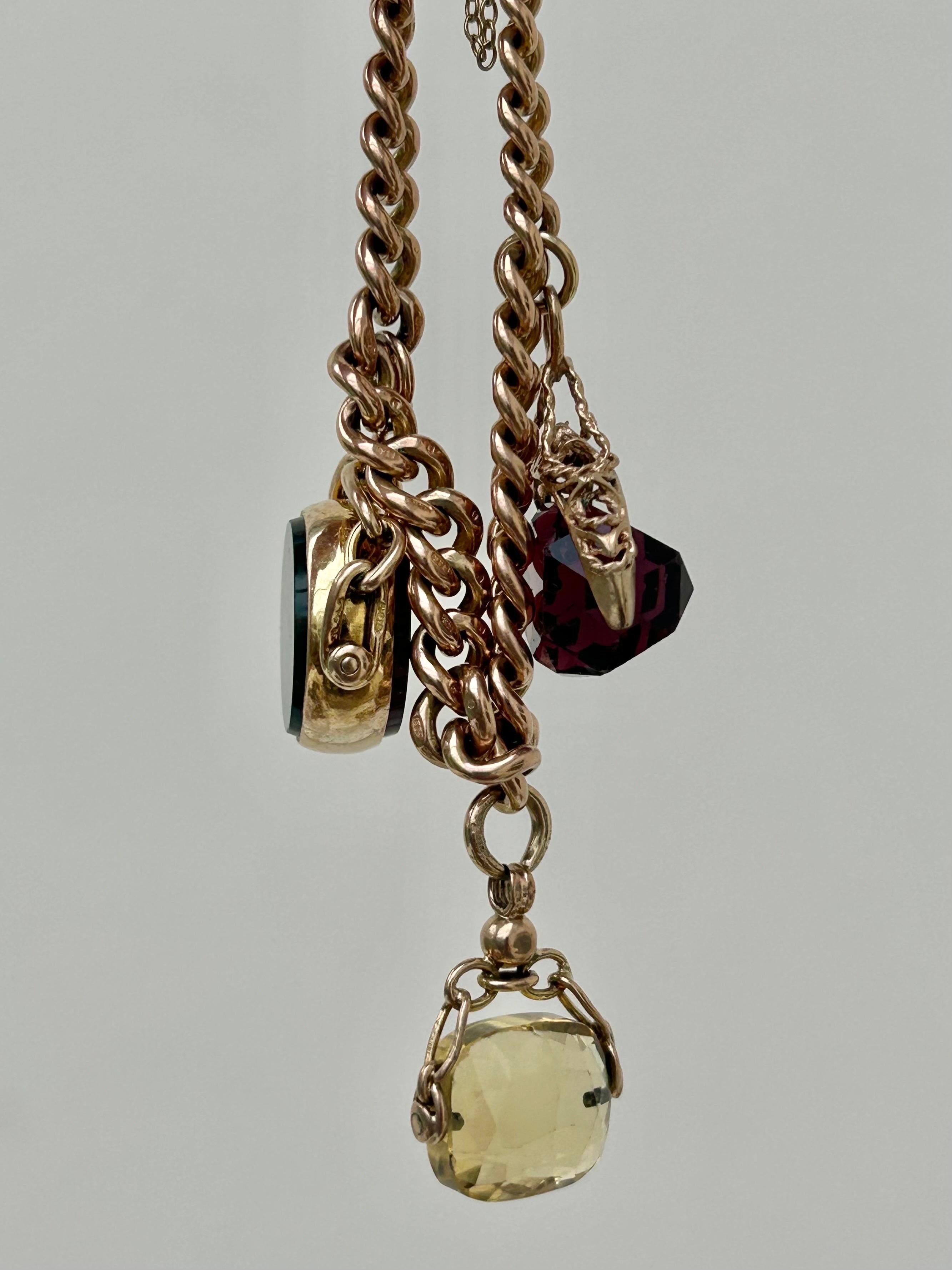 Chunky Antikes 9 Karat Gelbgold Curb-Armband mit 3 Knopfleiste-Anhänger 2