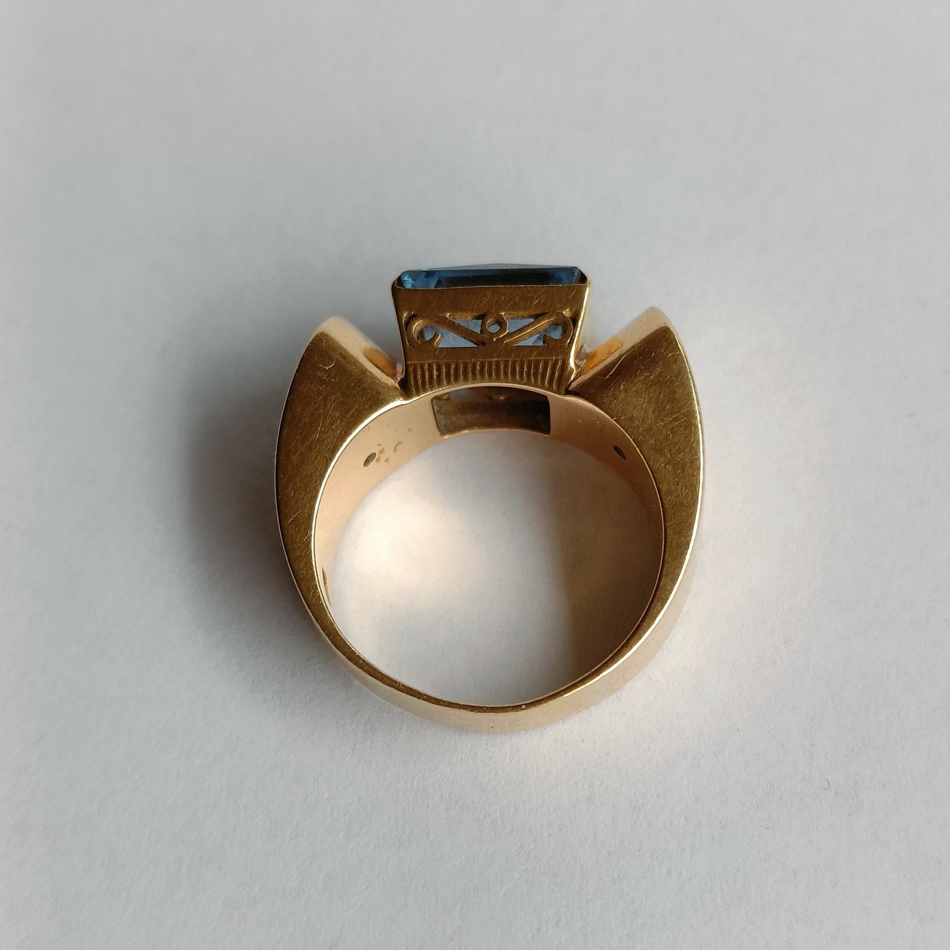 Women's or Men's Chunky Art Deco 18k Gold Ring with Aquamarine - Sweden 1940s For Sale