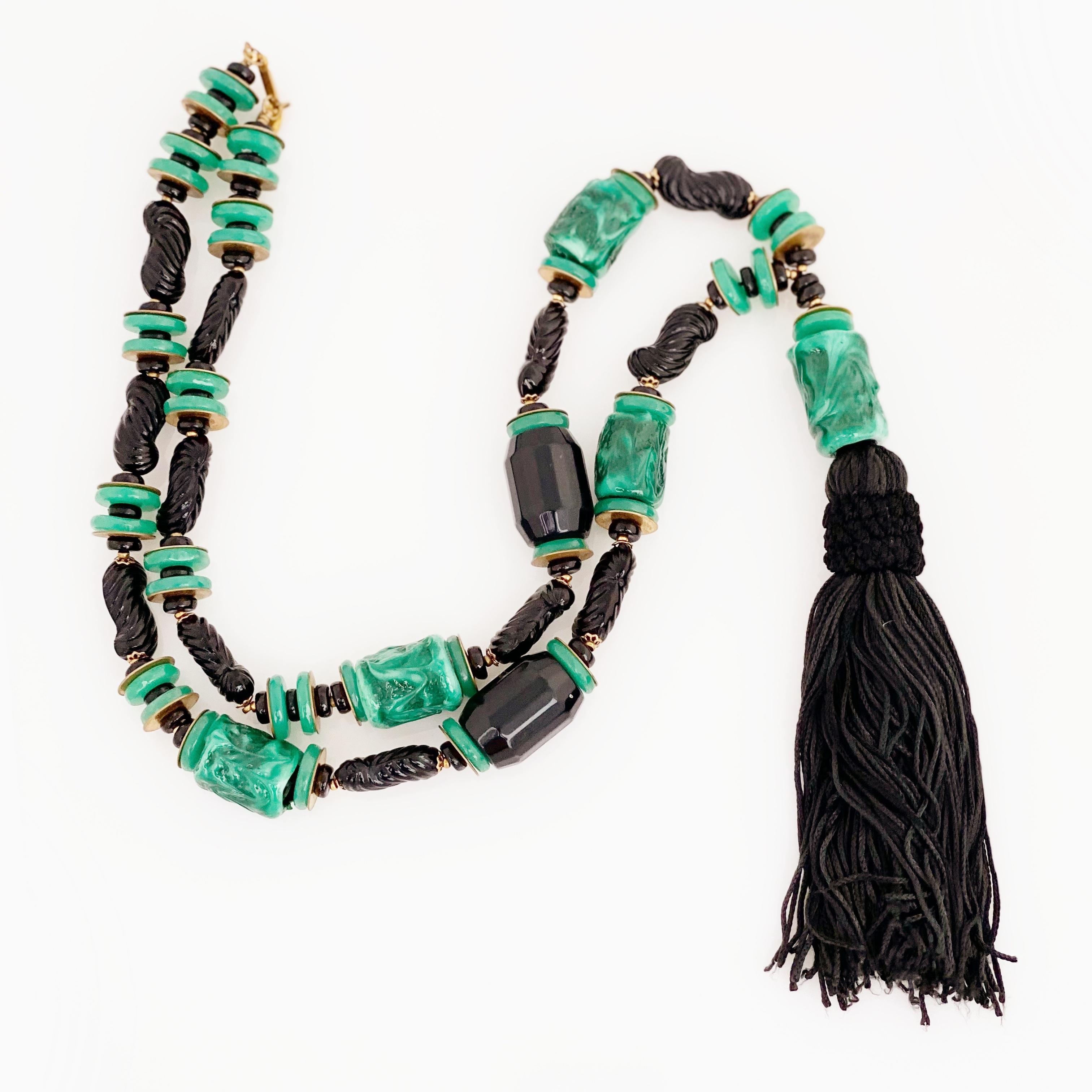 Moderne Collier de perles de jade et d'onyx en bakélite épaisse avec pompon en soie de Miriam Haskell en vente