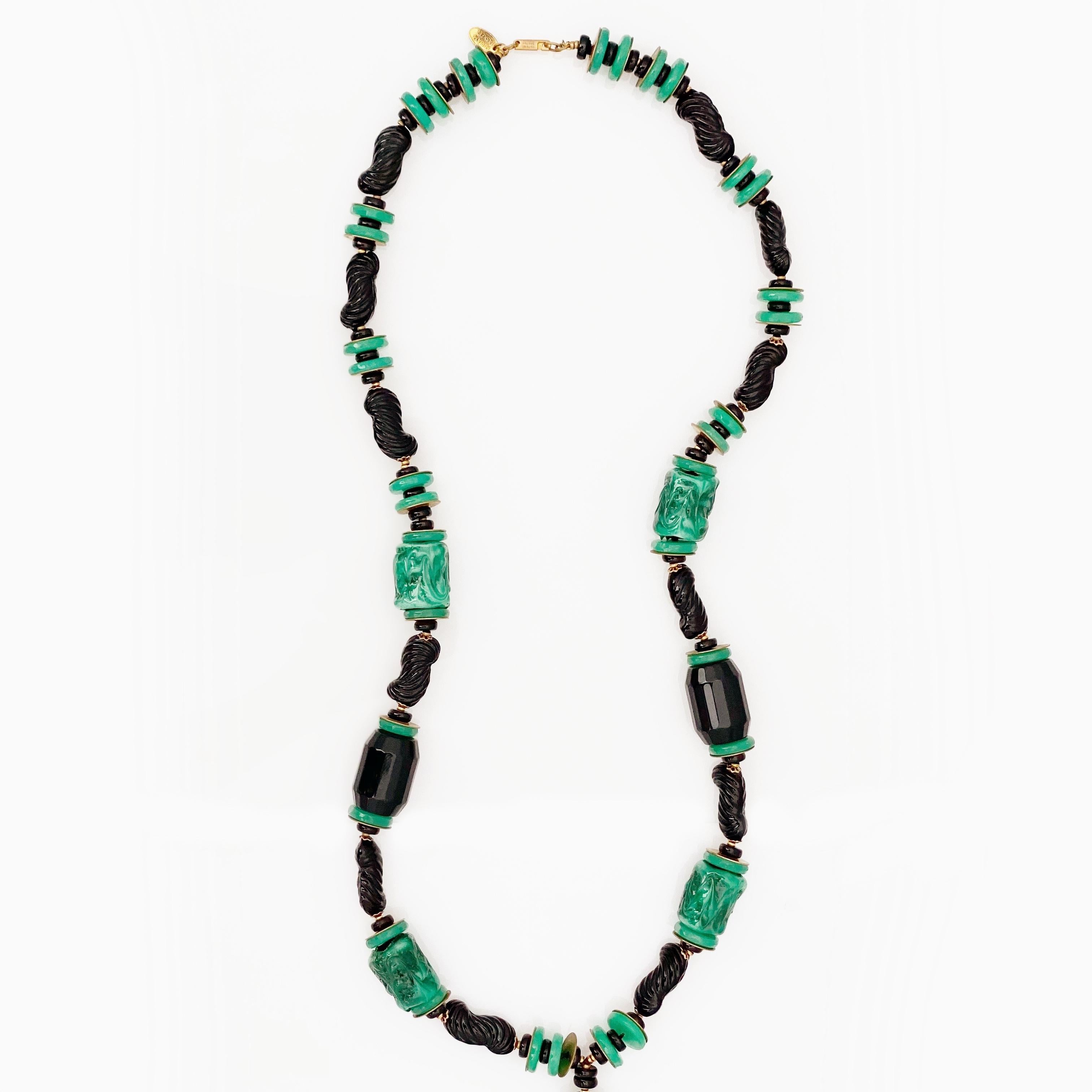 Collier de perles de jade et d'onyx en bakélite épaisse avec pompon en soie de Miriam Haskell Bon état - En vente à McKinney, TX