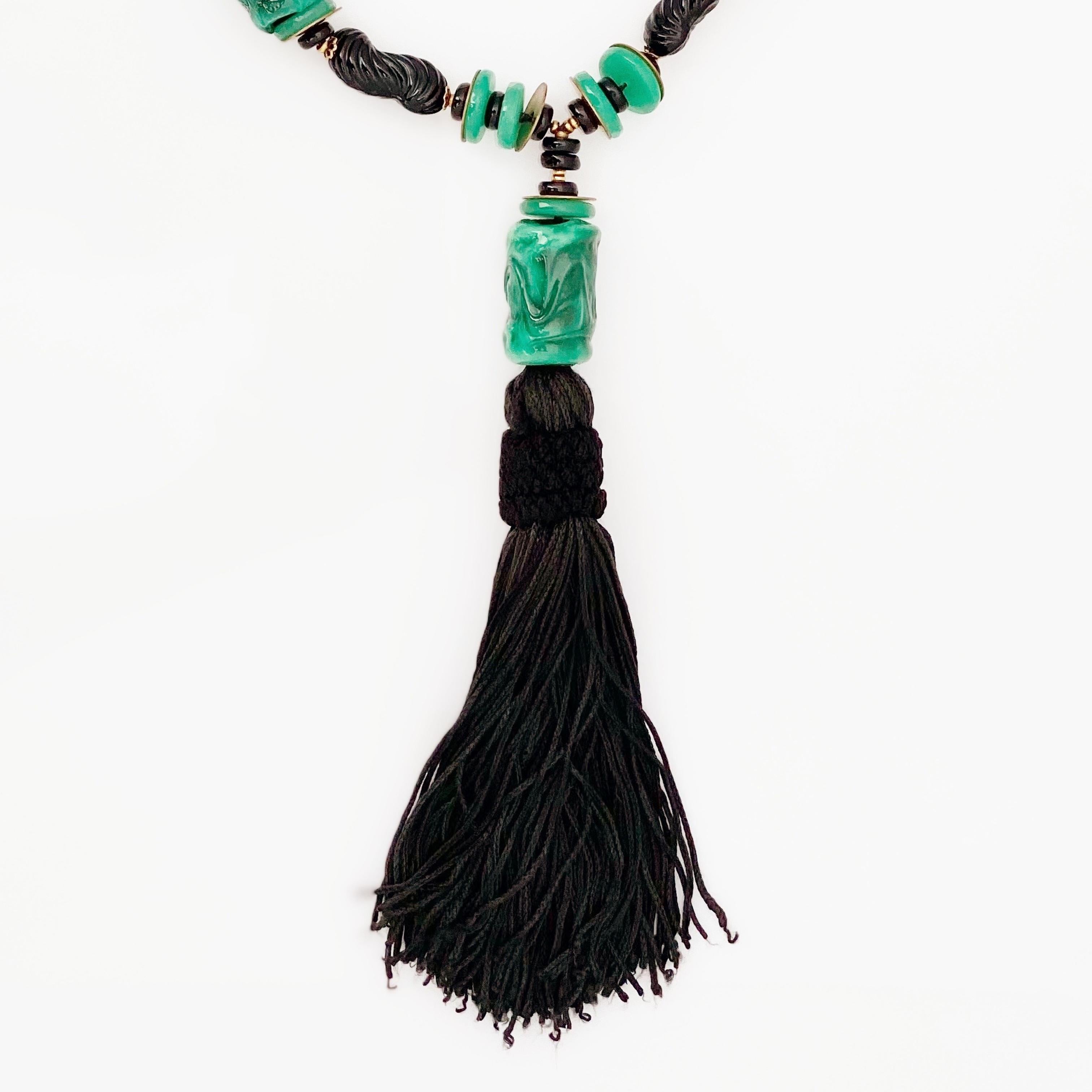 Collier de perles de jade et d'onyx en bakélite épaisse avec pompon en soie de Miriam Haskell Pour femmes en vente